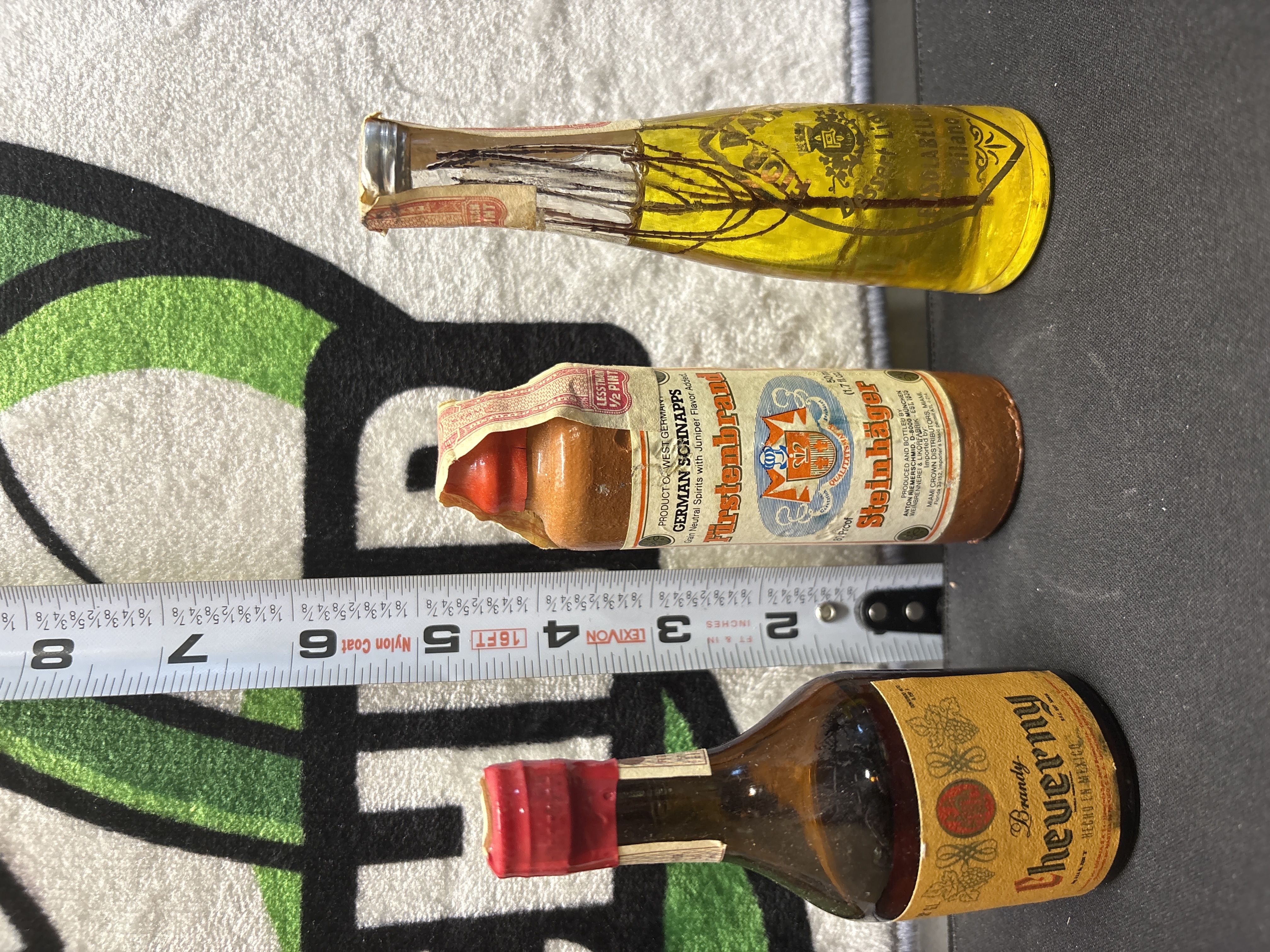 LOT 2026-876 — Ensemble de 3 petites bouteilles de spiritueux et de collection en verre… — photo 1