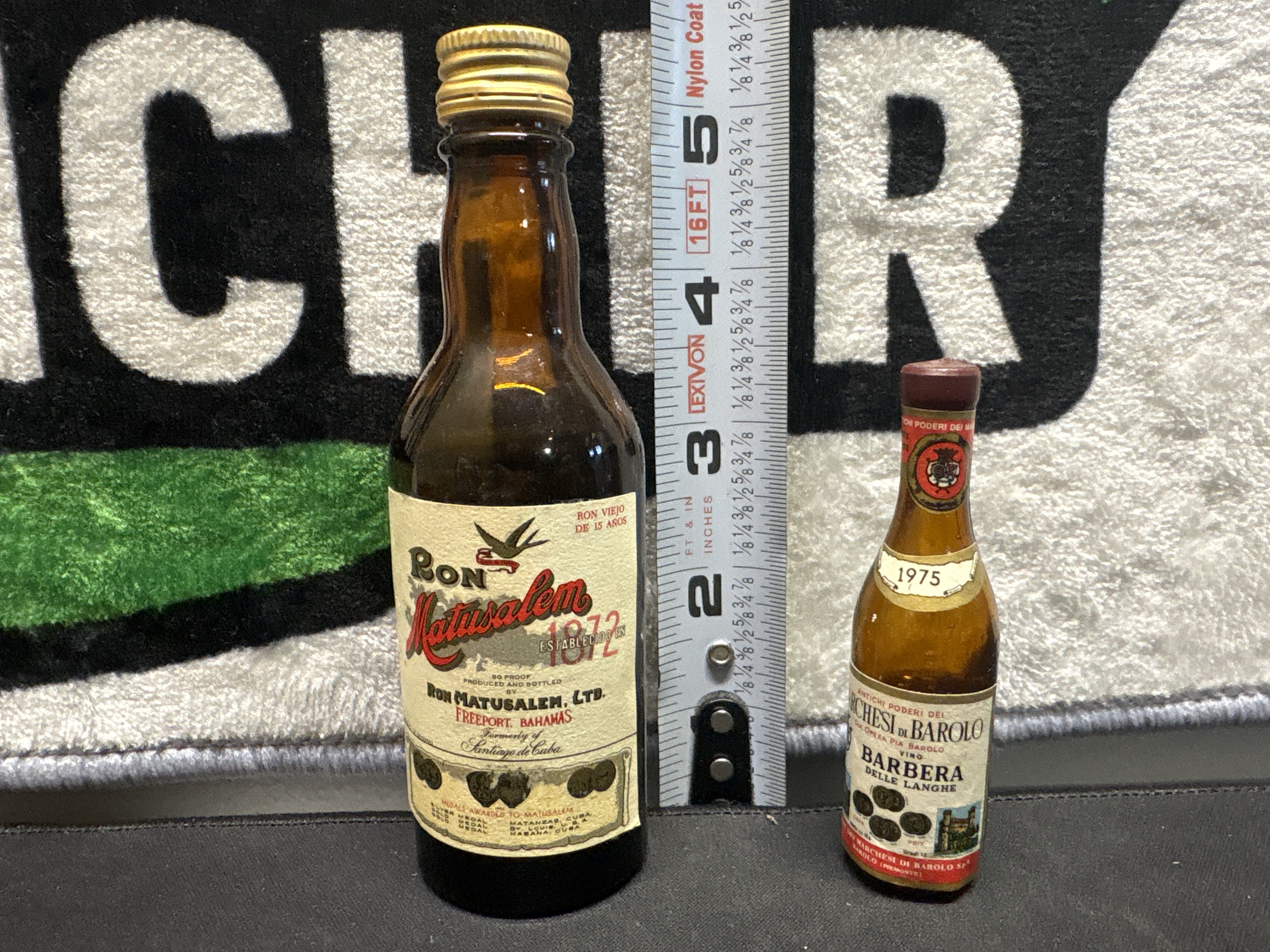 LOT 2026-877 — Lot de deux bouteilles miniatures de collection en verre ambré, comprenant : — photo 1