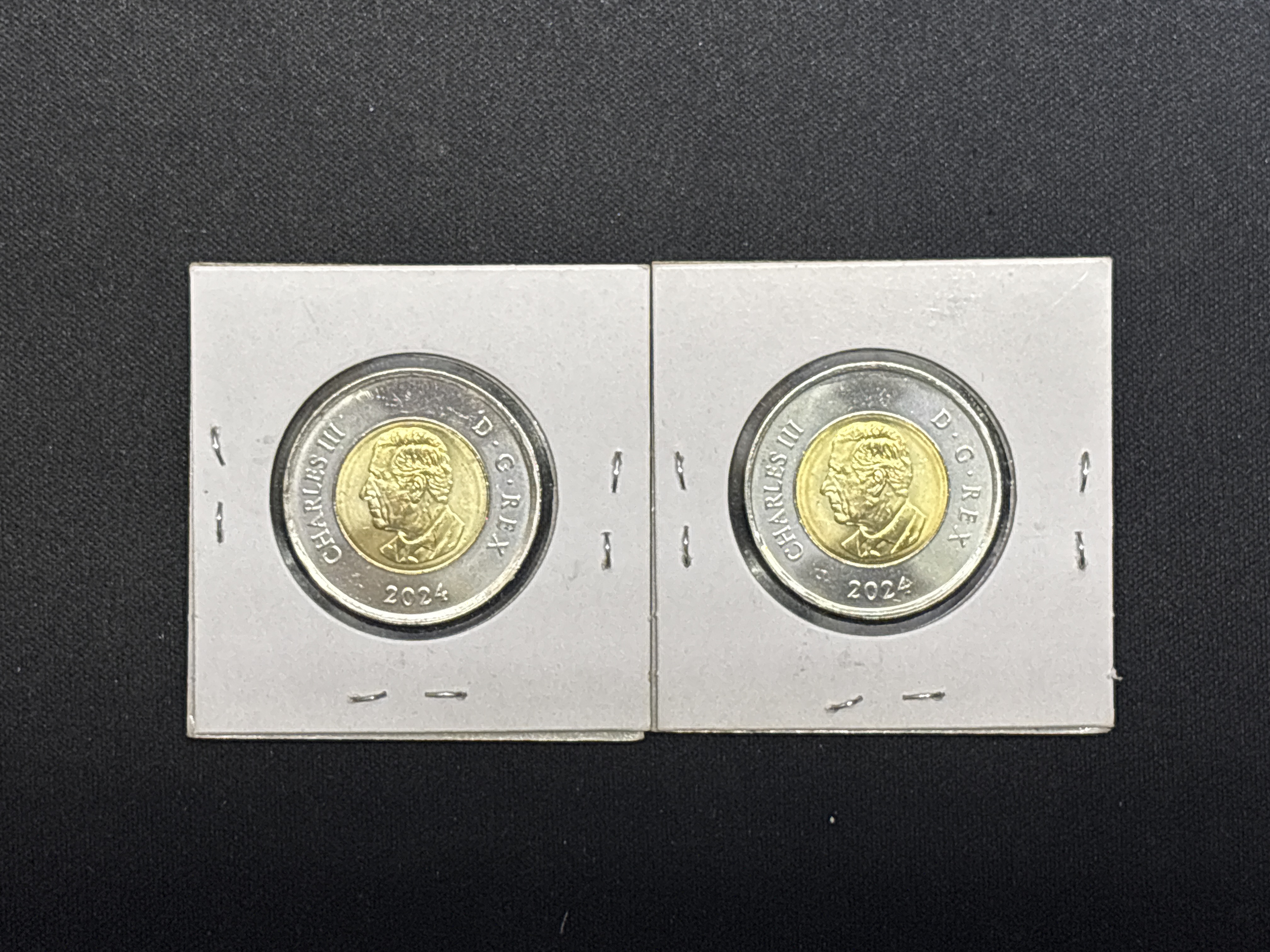 LOT 2026-890 — Ensemble de 2 pièces de 2 dollars canadiennes datées de 2024, commémorant le… — photo 2