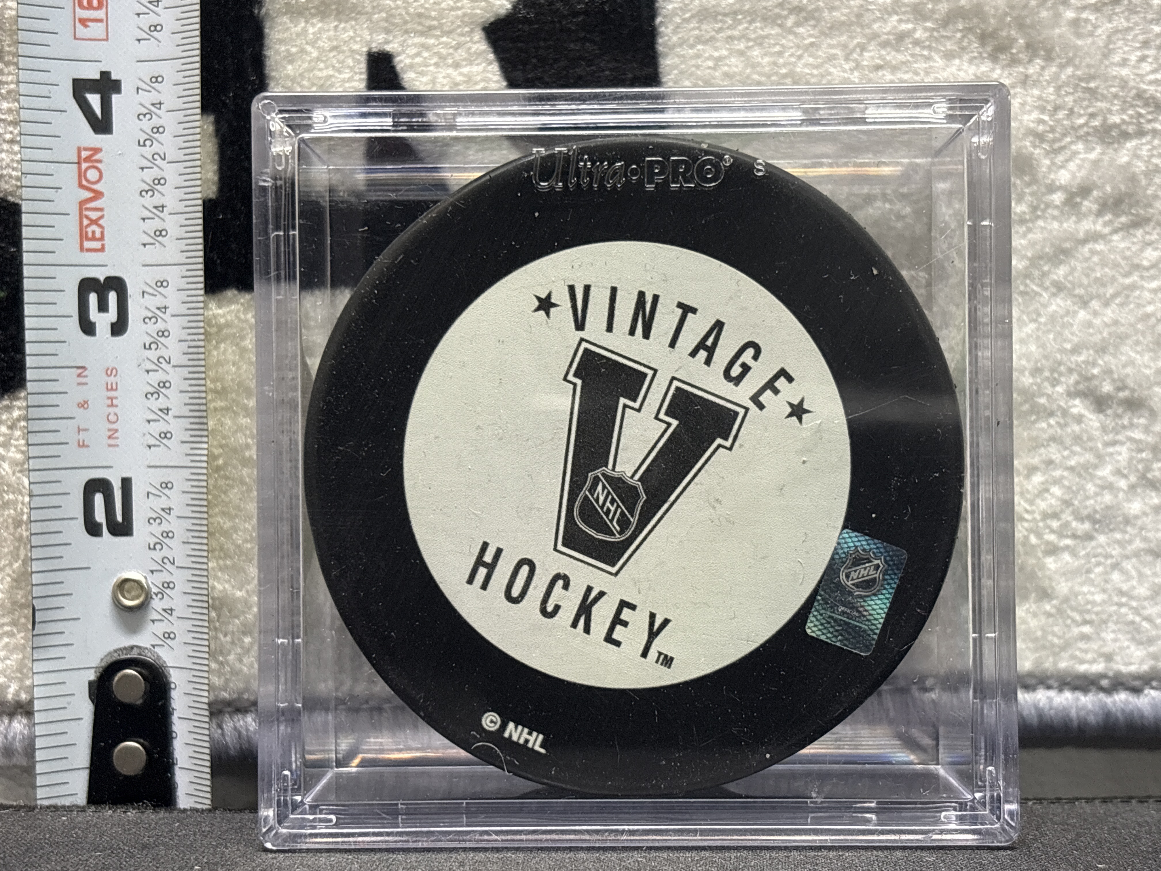 LOT 2026-892 — Rondelle de hockey Vintage Hockey de la LNH, format réglementaire d’environ 3… — photo 2