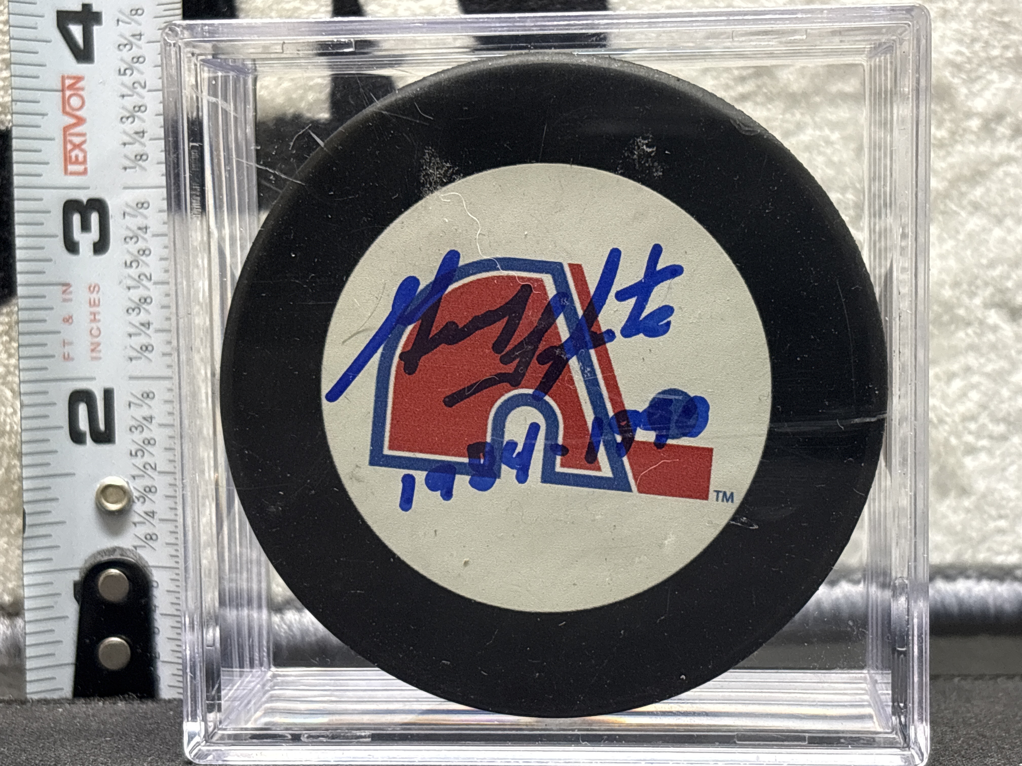 LOT 2026-892 — Rondelle de hockey Vintage Hockey de la LNH, format réglementaire d’environ 3… — photo 1