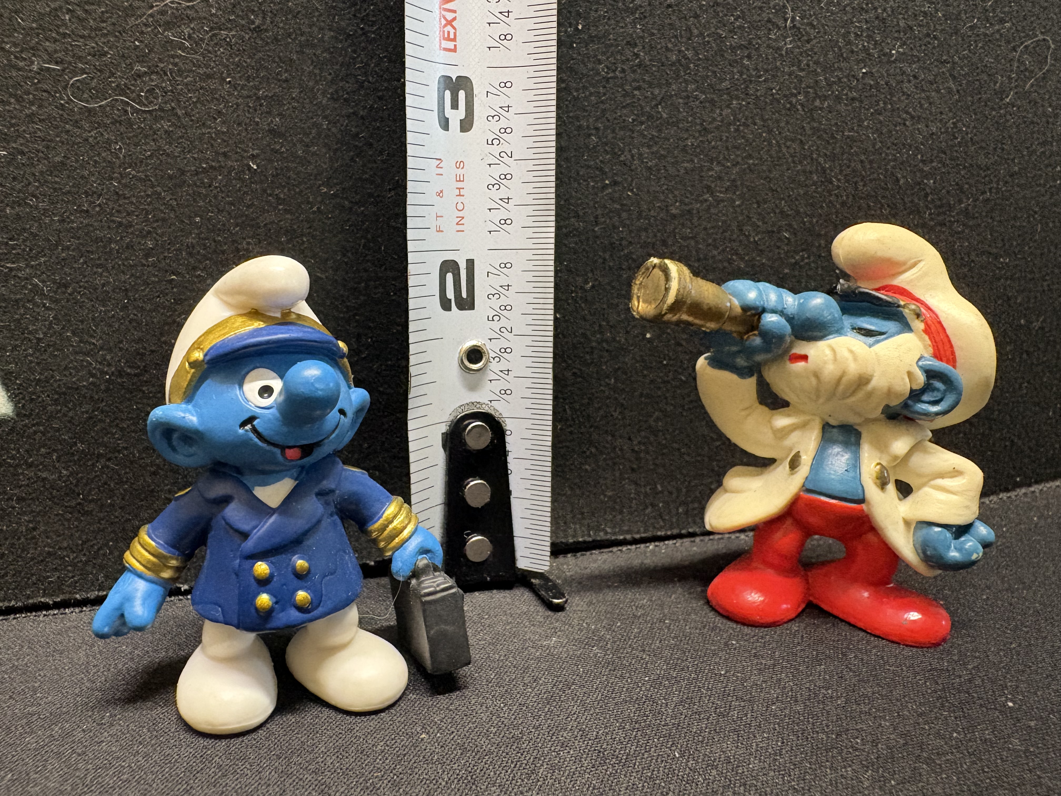 LOT 2026-092 — Lot de 2 figurines Les Schtroumpfs – Pilote et explorateur – Schleich / Peyo — photo 1