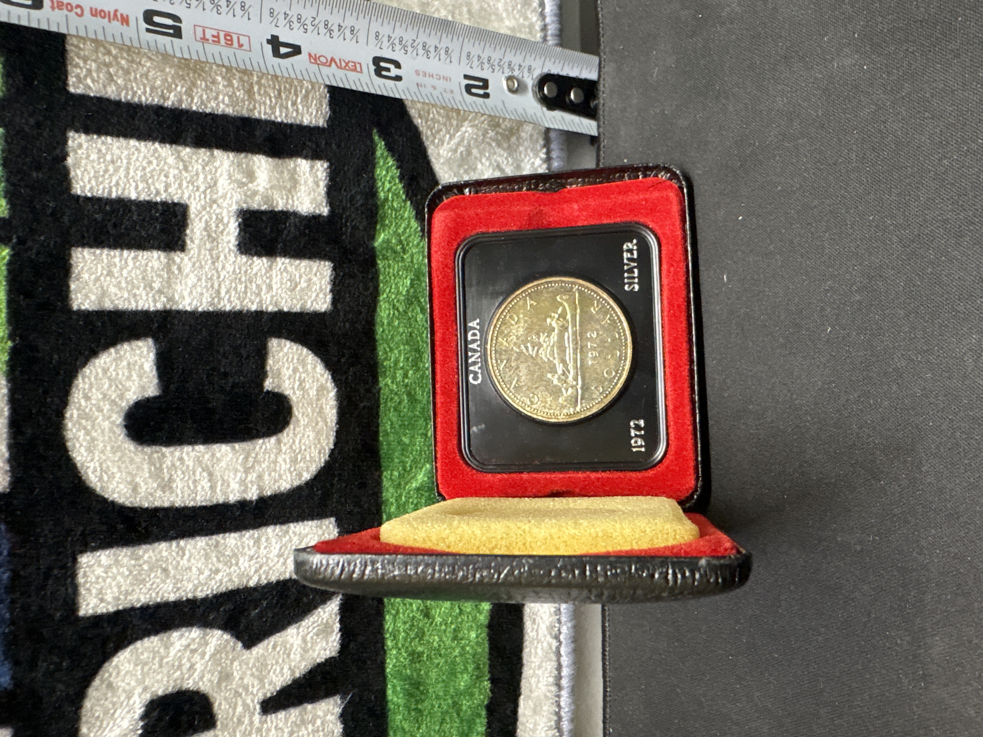 LOT 2026-895 — Dollar canadien en argent daté de 1972, présenté dans son écrin noir à… — photo 2