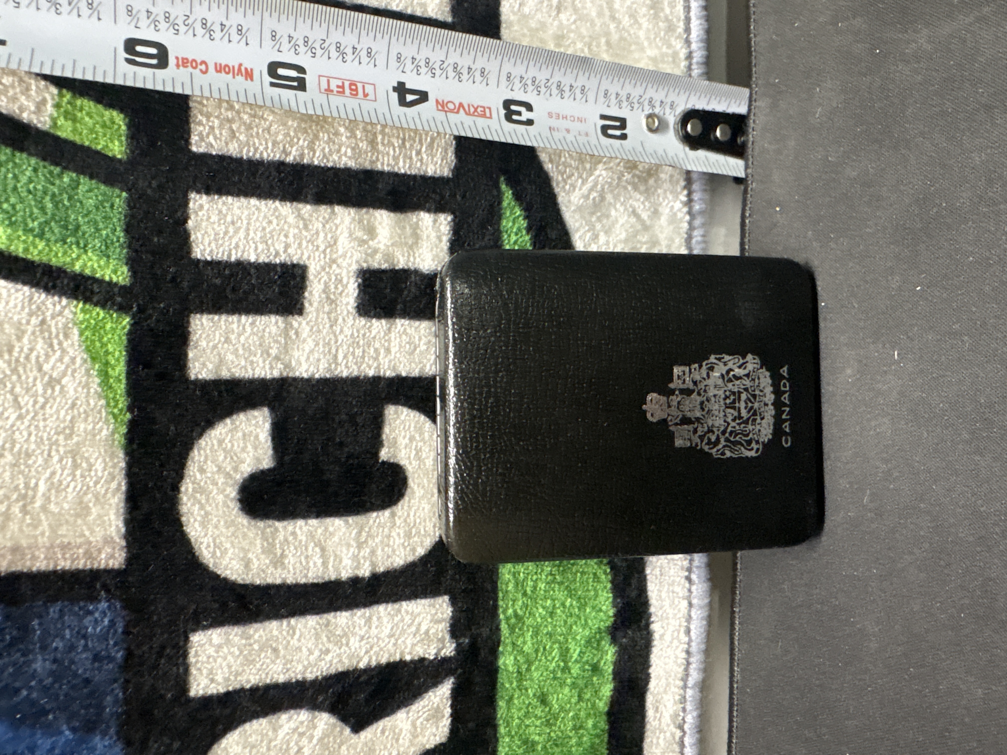 LOT 2026-895 — Dollar canadien en argent daté de 1972, présenté dans son écrin noir à… — photo 3