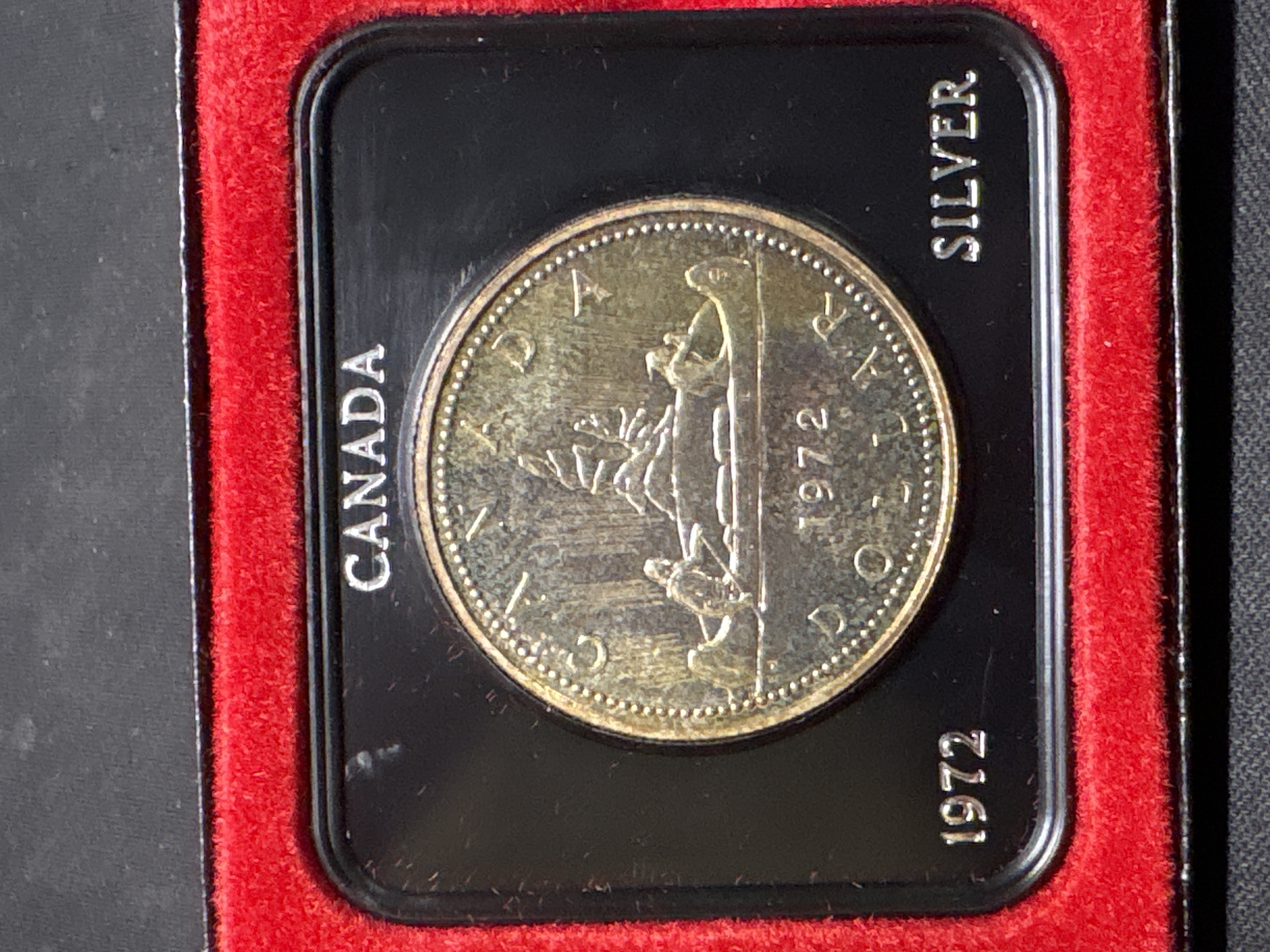 LOT 2026-895 — Dollar canadien en argent daté de 1972, présenté dans son écrin noir à… — photo 1