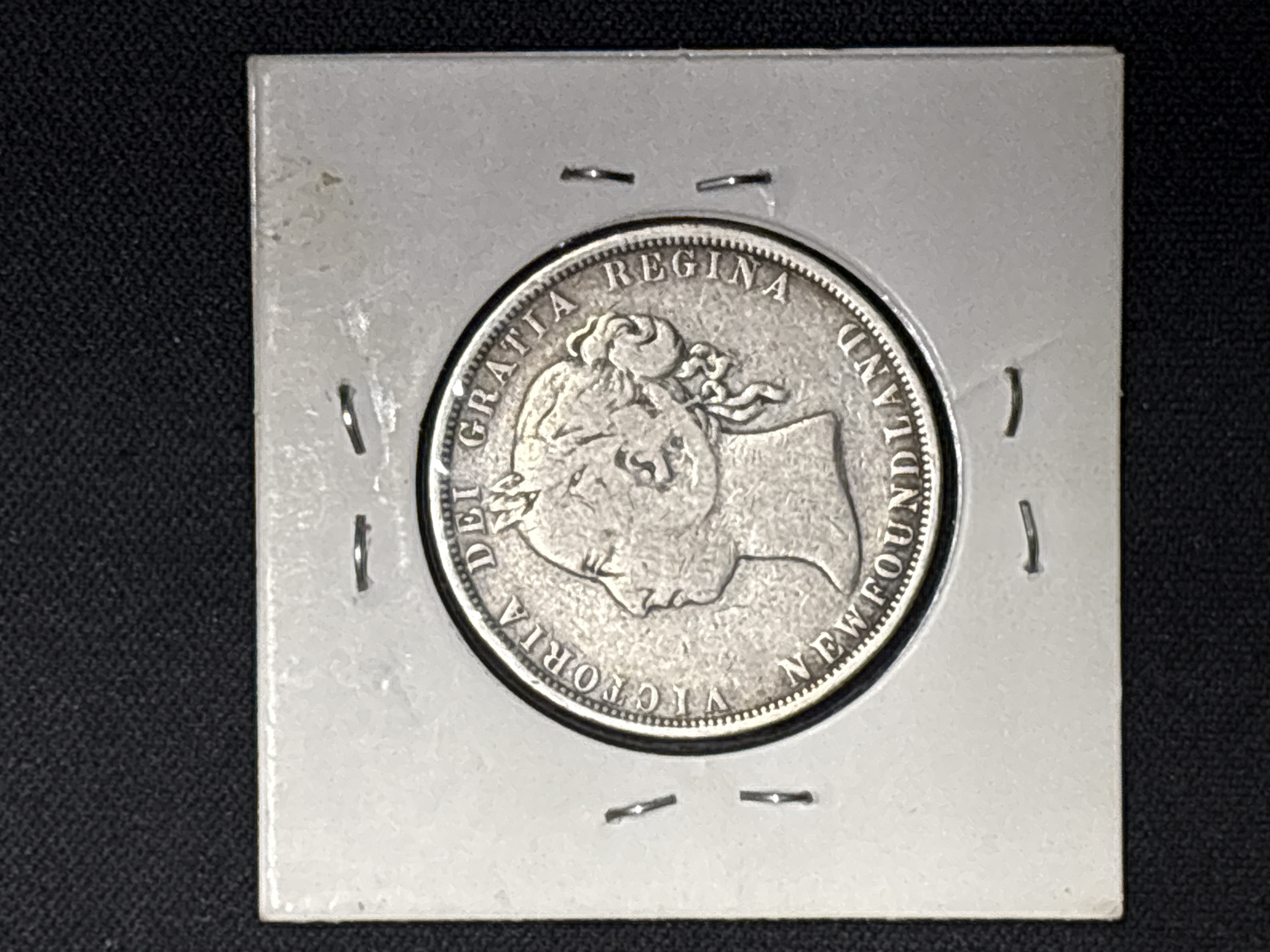 LOT 2026-898 — Belle pièce numismatique de 50 cents datée de 1882, en argent — photo 2
