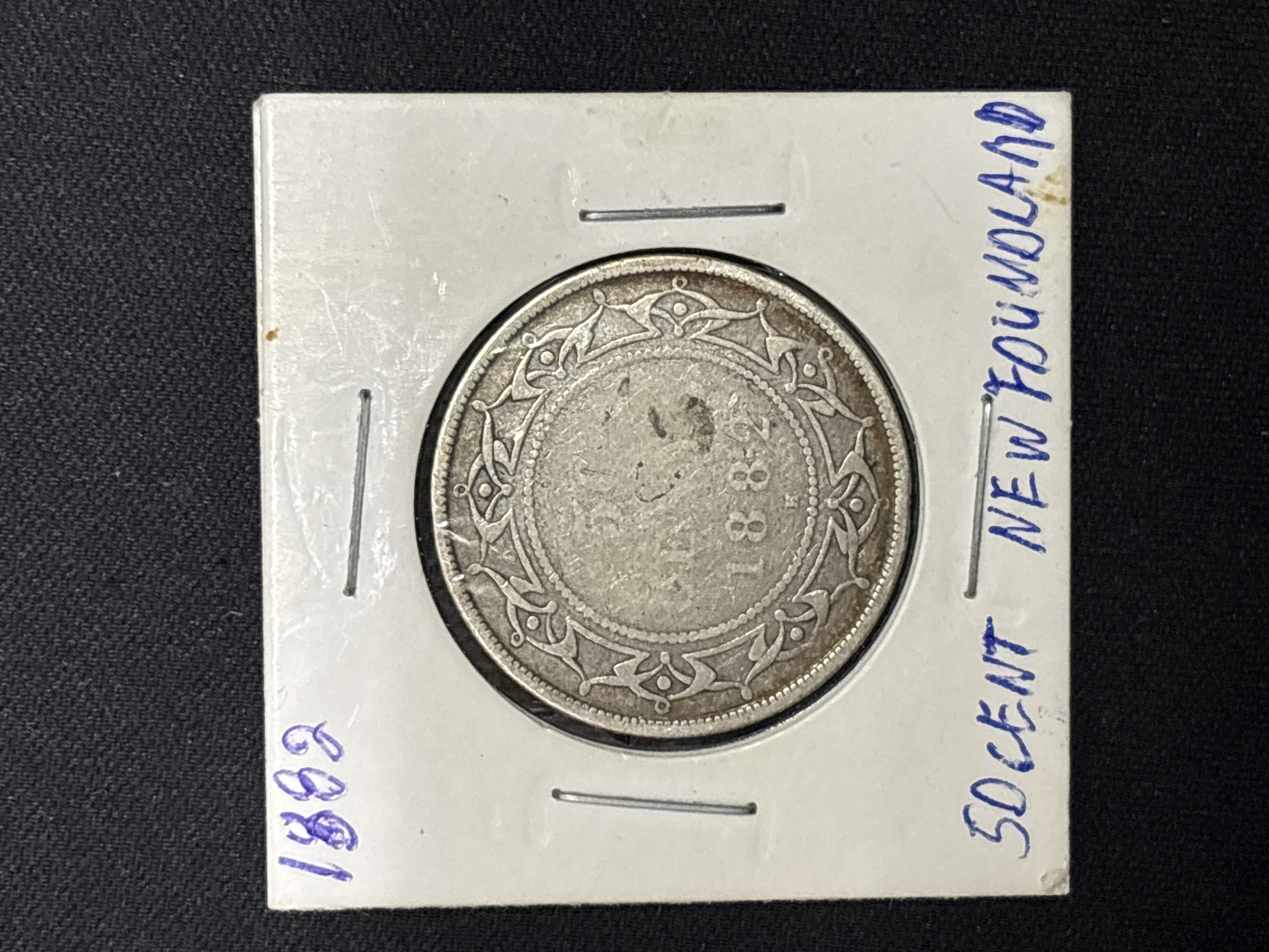 LOT 2026-898 — Belle pièce numismatique de 50 cents datée de 1882, en argent — photo 1