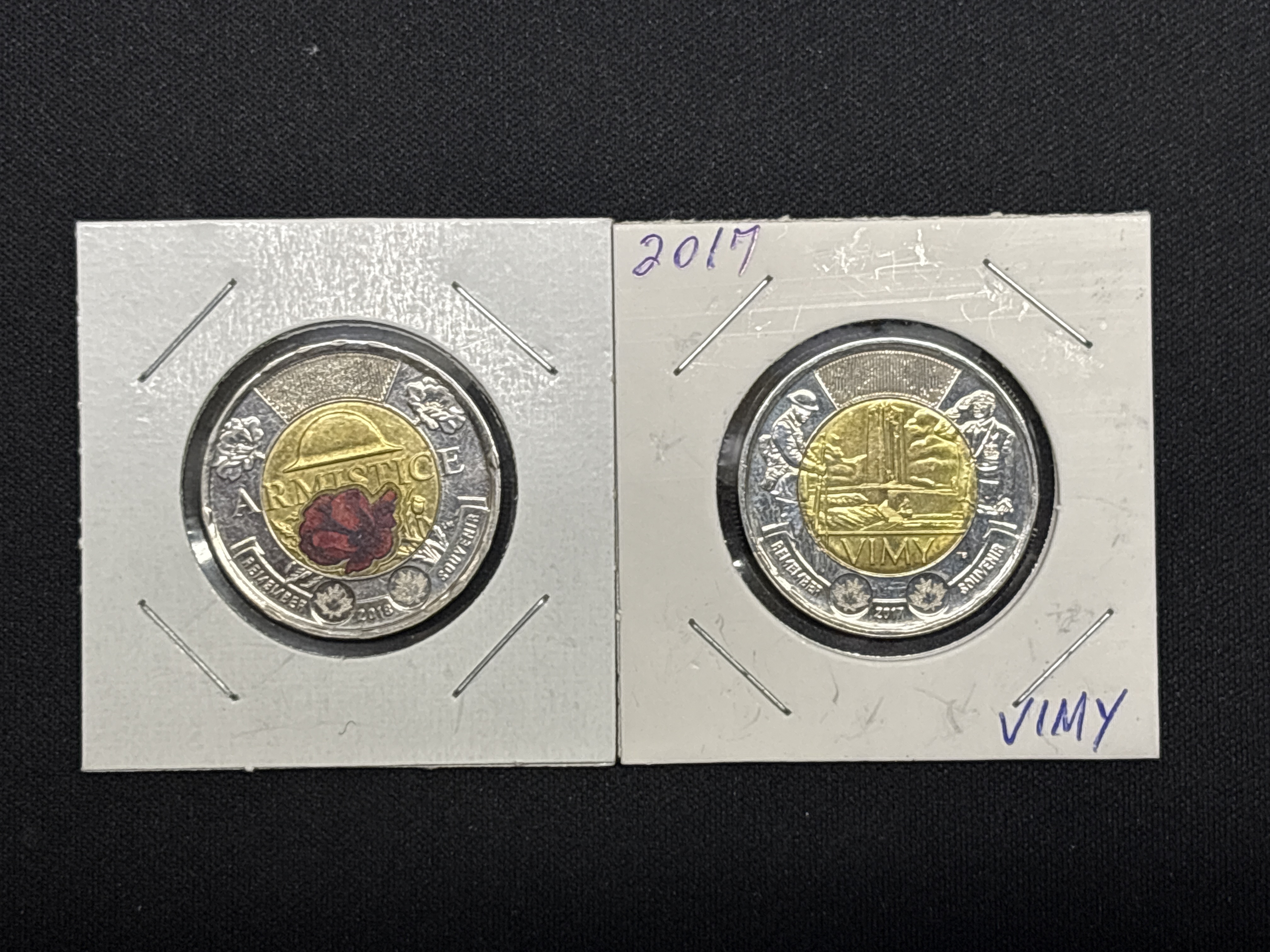 LOT 2026-899 — Lot de 2 pièces de 2 dollars canadiennes commémoratives, présentées dans des… — photo 1