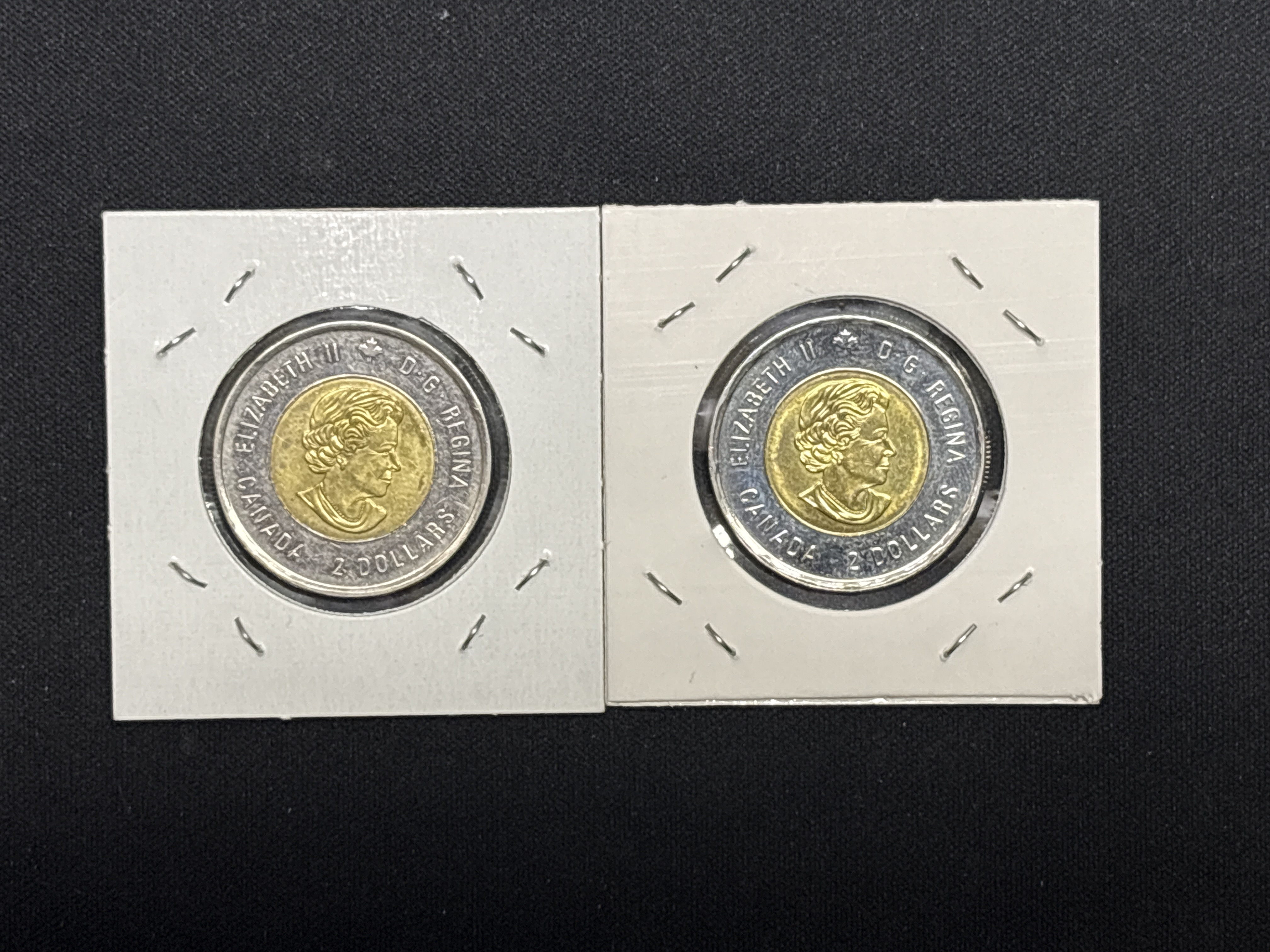 LOT 2026-899 — Lot de 2 pièces de 2 dollars canadiennes commémoratives, présentées dans des… — photo 2