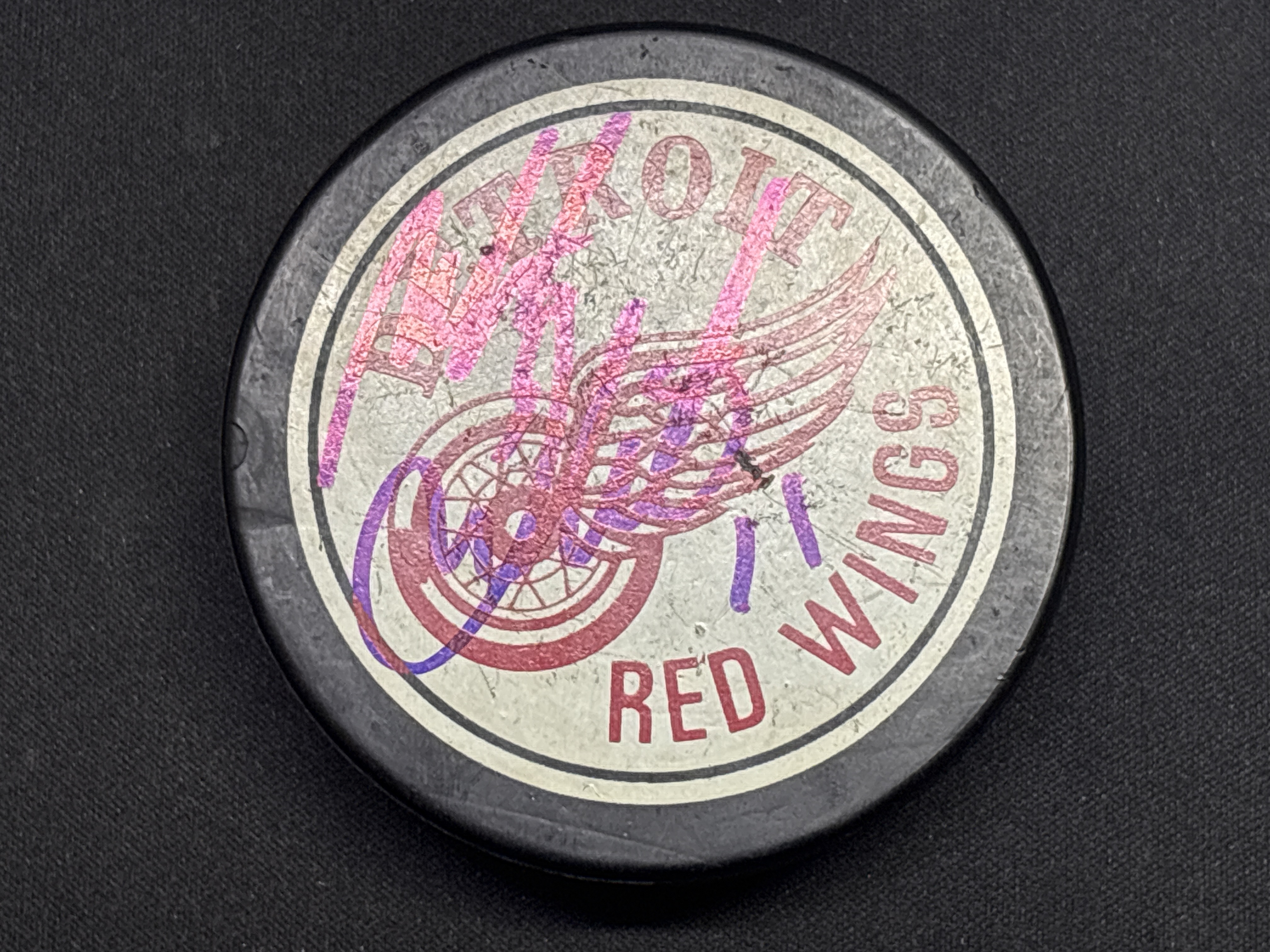 LOT 2026-903 — Rondelle de hockey vintage des Red Wings de Détroit autographiée par Mathieu… — photo 1