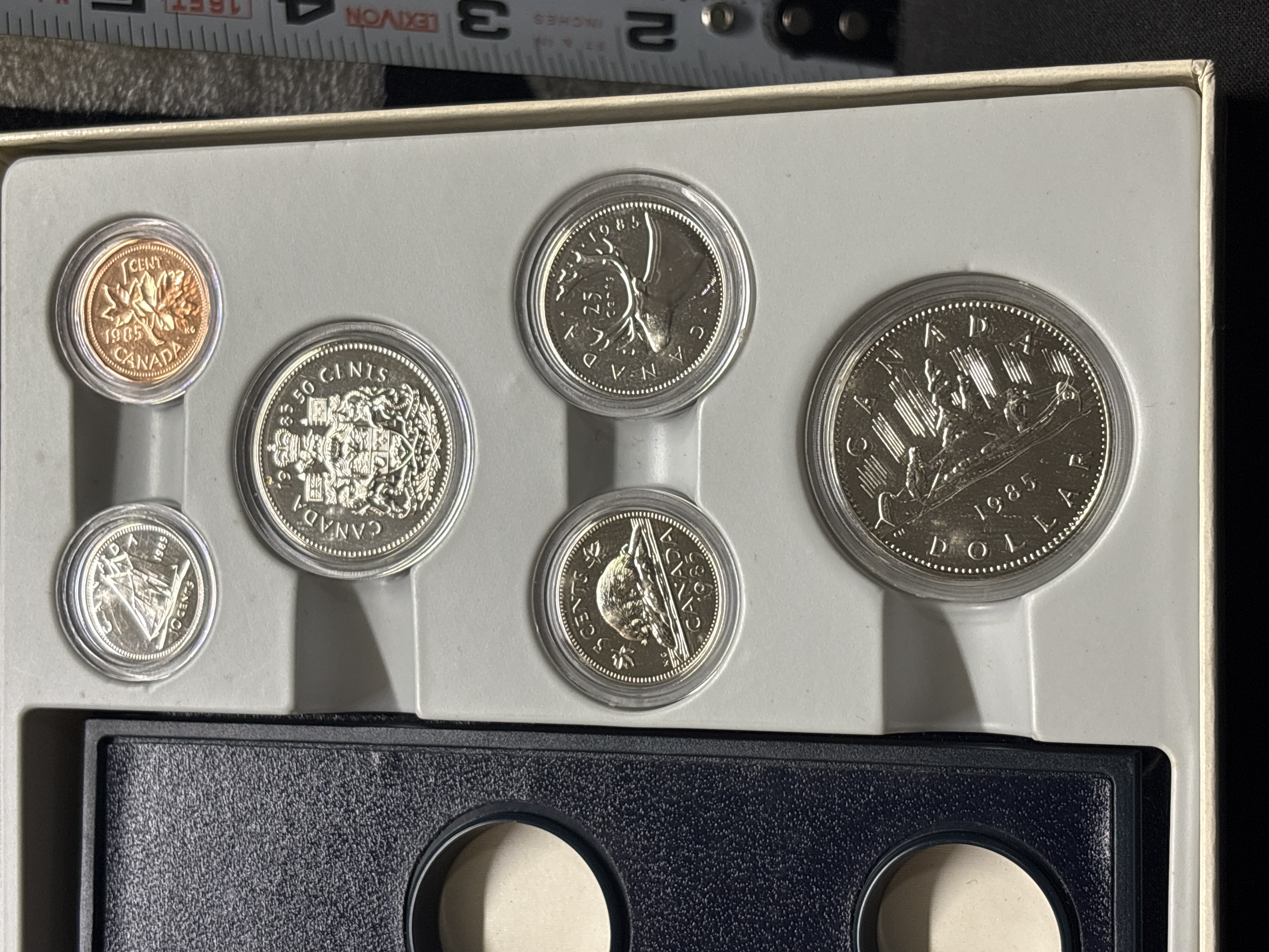 LOT 2026-905 — Ensemble spécimen de six pièces de monnaie canadiennes de 1985, présenté dans… — photo 2