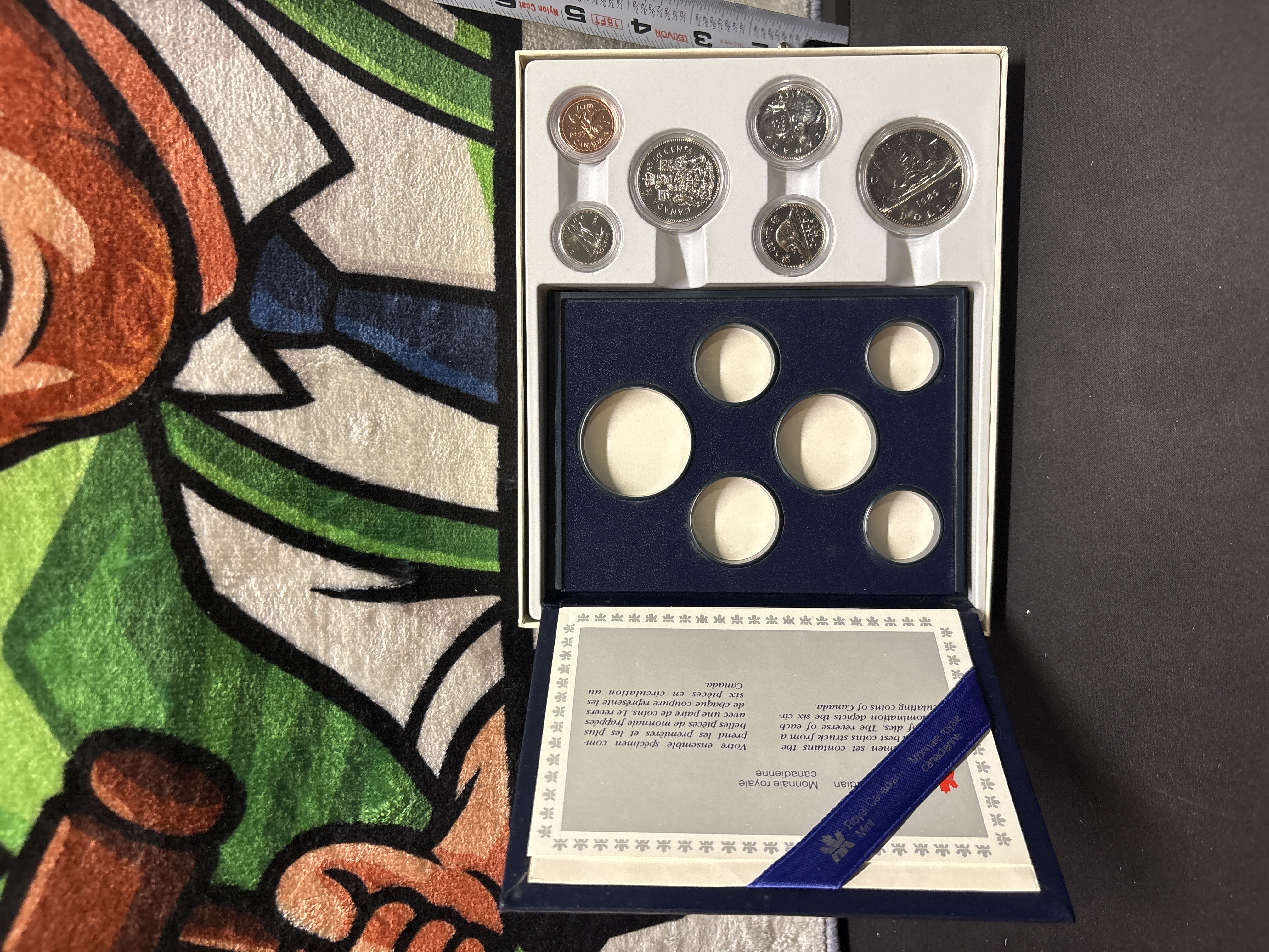 LOT 2026-905 — Ensemble spécimen de six pièces de monnaie canadiennes de 1985, présenté dans… — photo 1