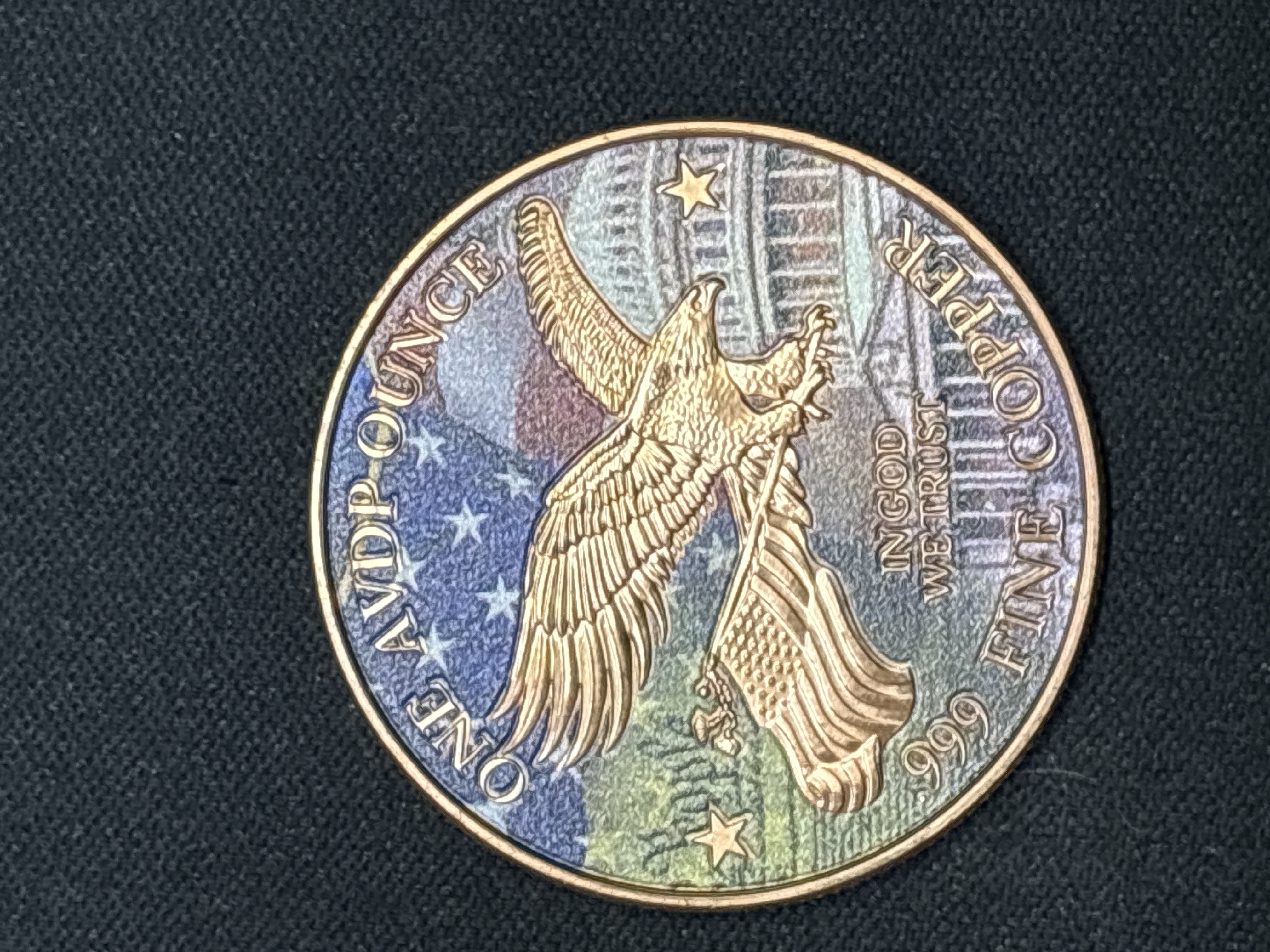 LOT 2026-906 — Ronde commémorative en cuivre .999, datée de 1999, indiquant « ONE AVDP OUNCE… — photo 2