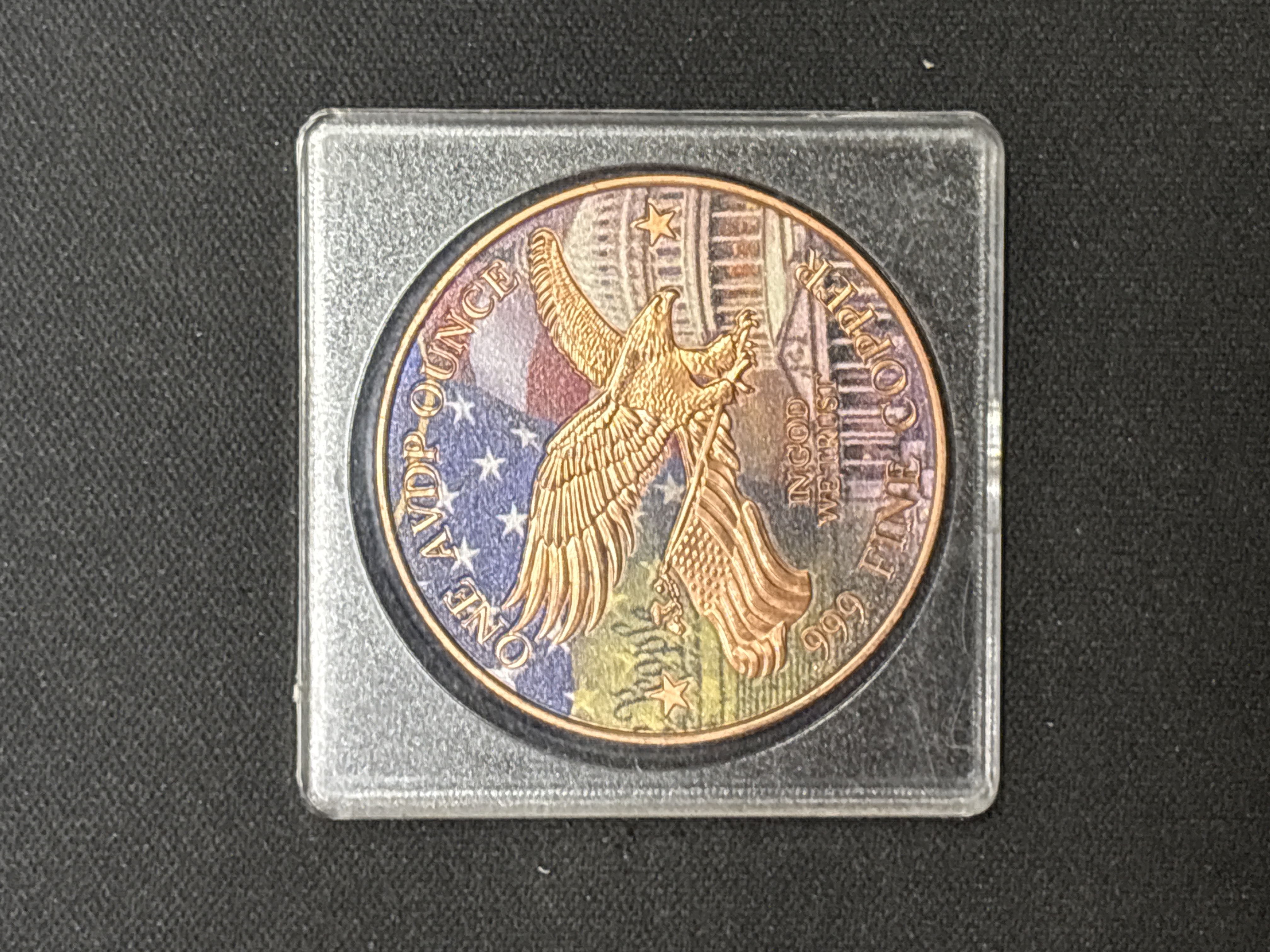 LOT 2026-906 — Ronde commémorative en cuivre .999, datée de 1999, indiquant « ONE AVDP OUNCE… — photo 3