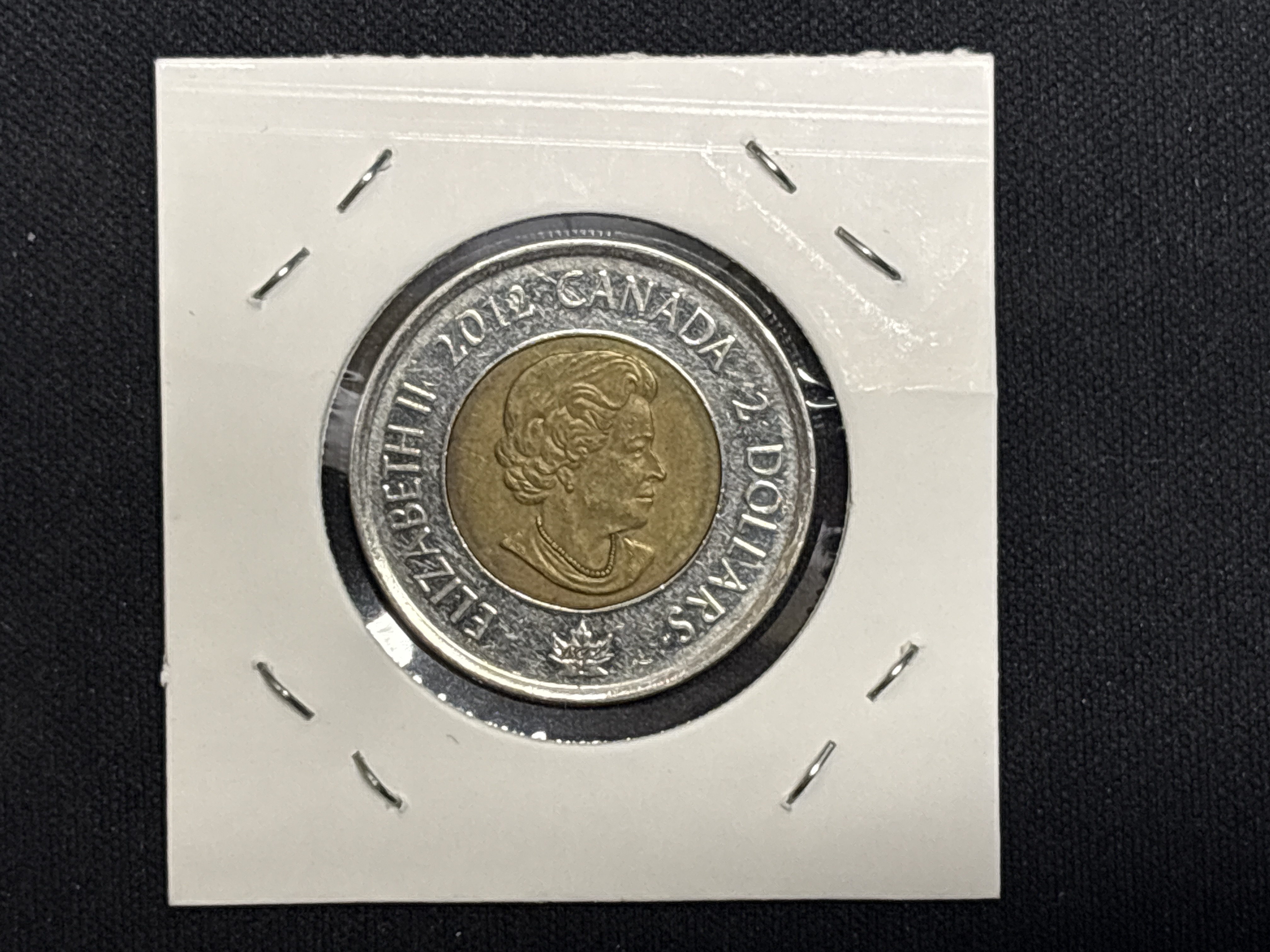 LOT 2026-910 — Pièce de monnaie canadienne de 2 dollars datée de 2012, présentée dans un… — photo 2
