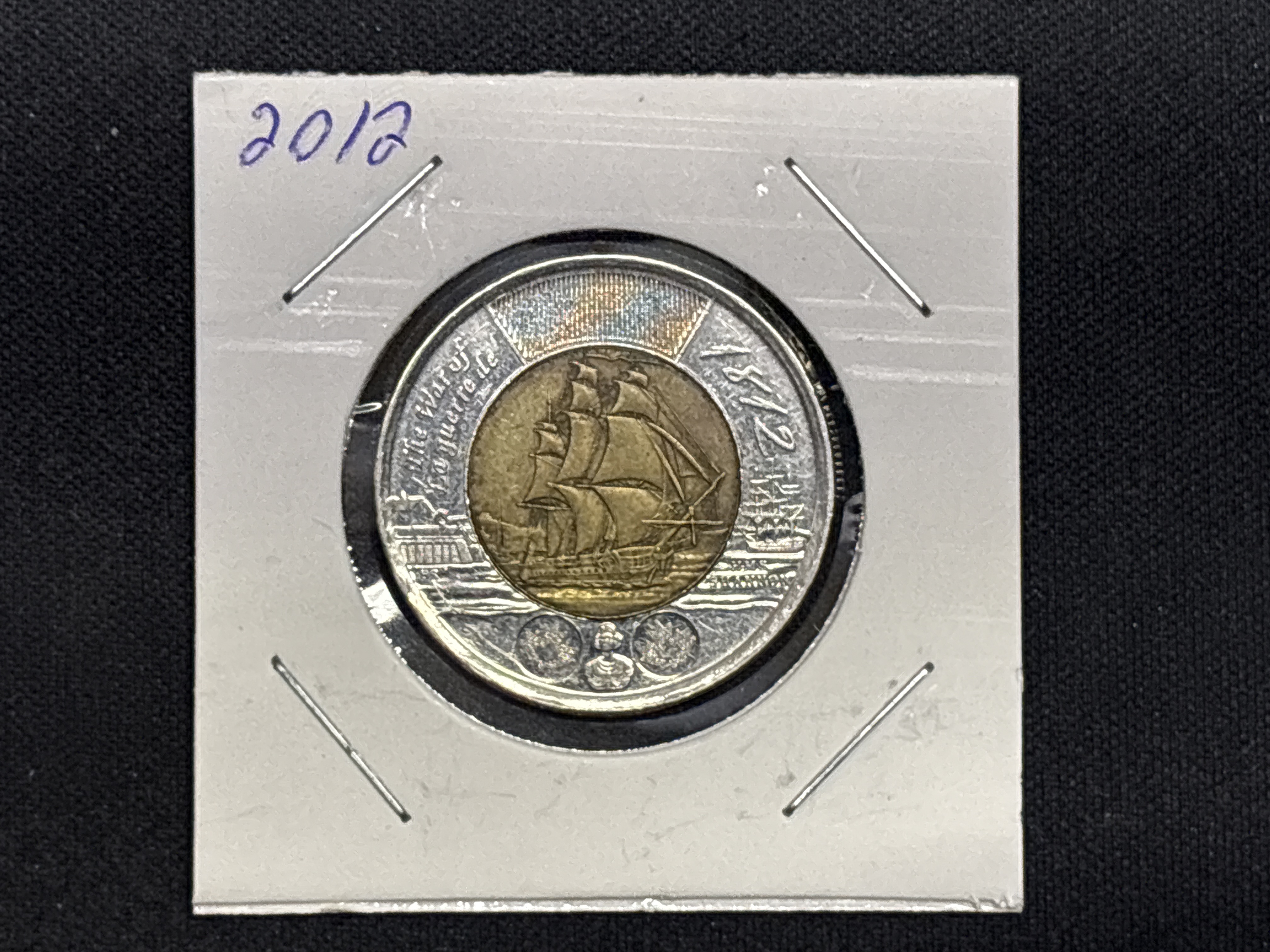 LOT 2026-910 — Pièce de monnaie canadienne de 2 dollars datée de 2012, présentée dans un… — photo 1