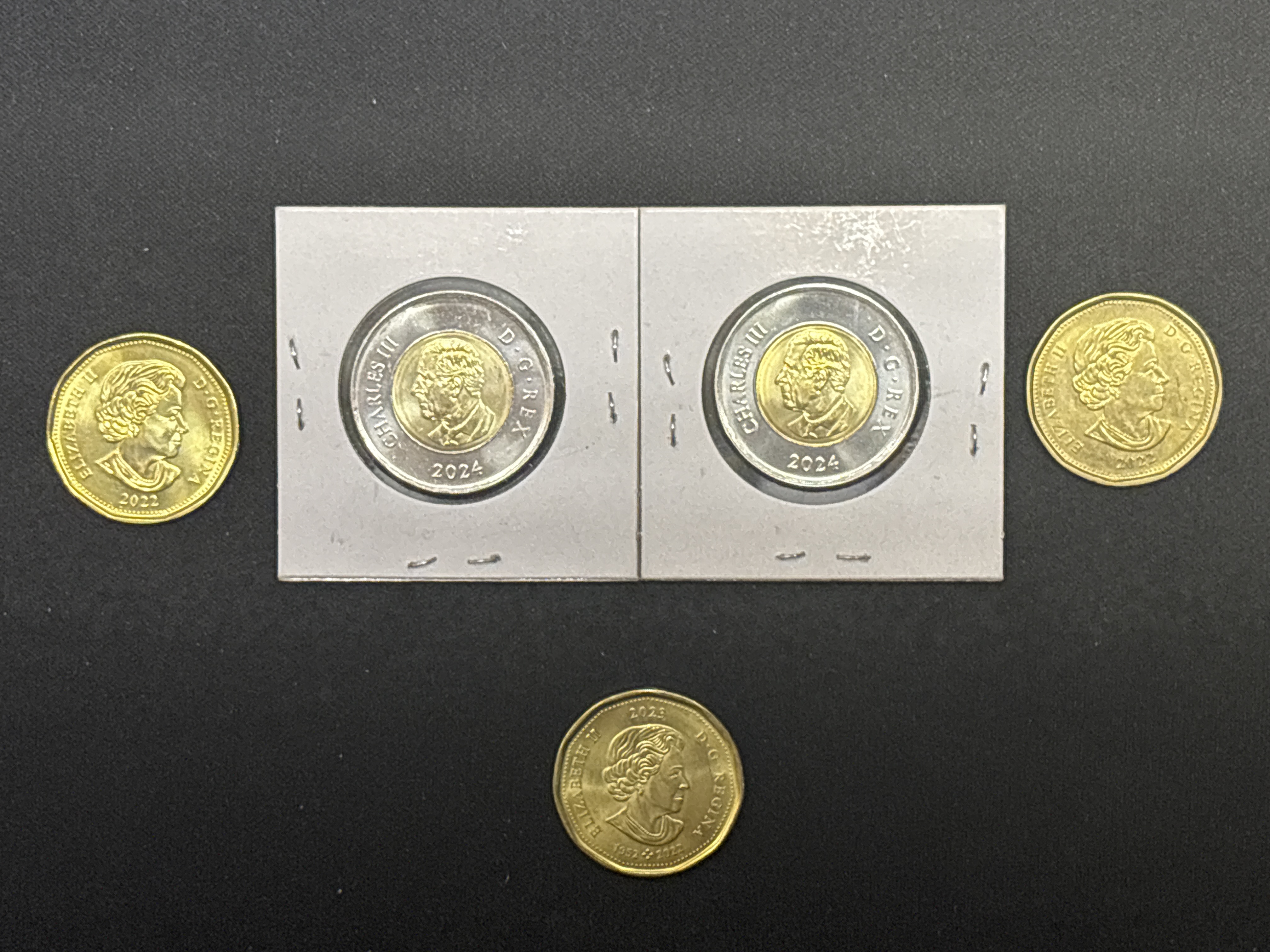 LOT 2026-911 — Ensemble de cinq pièces de monnaie canadiennes, comprenant trois pièces de 1… — photo 2