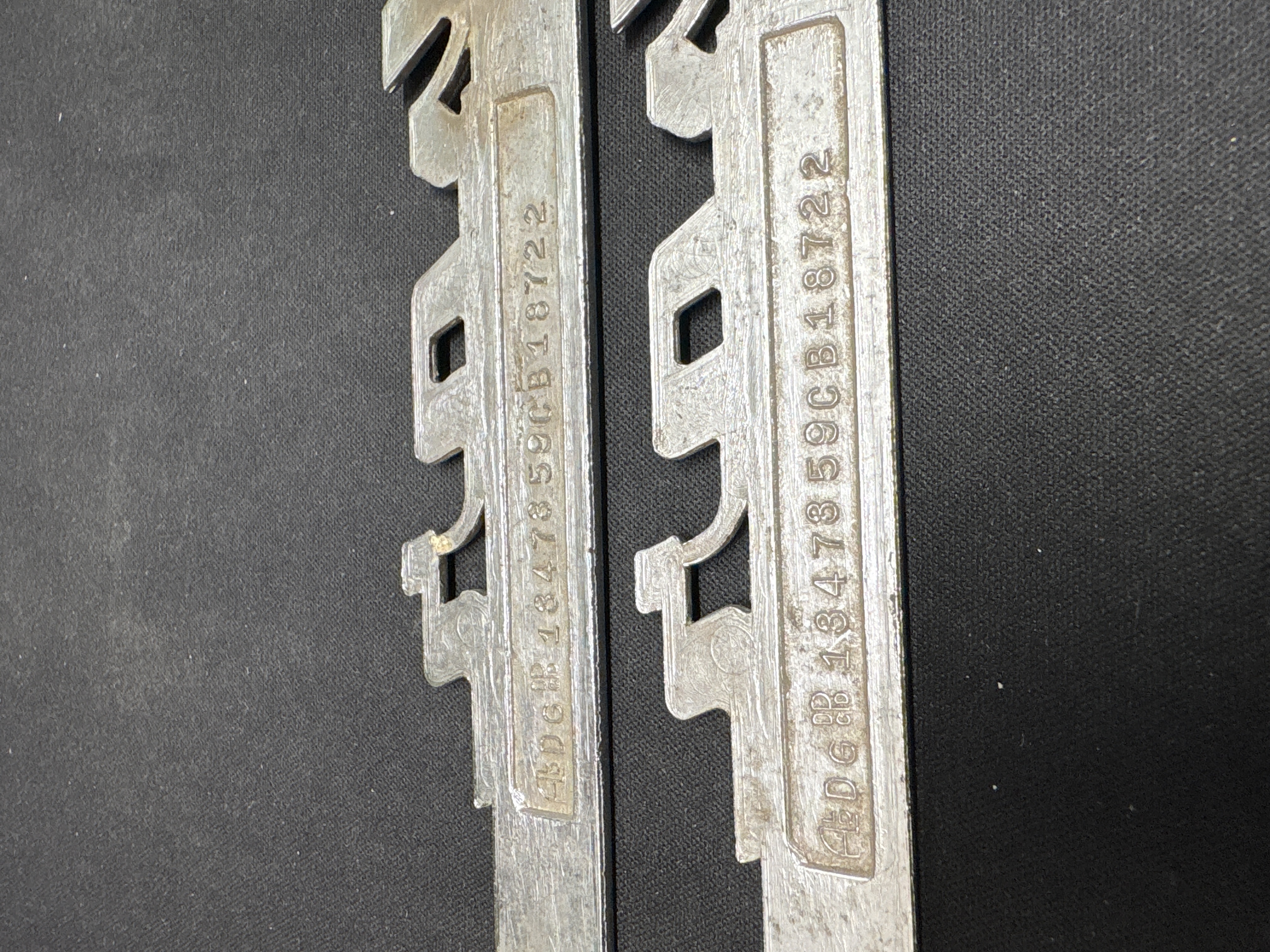LOT 2026-913 — Paire de deux insignes métalliques authentiques portant l’inscription «… — photo 3