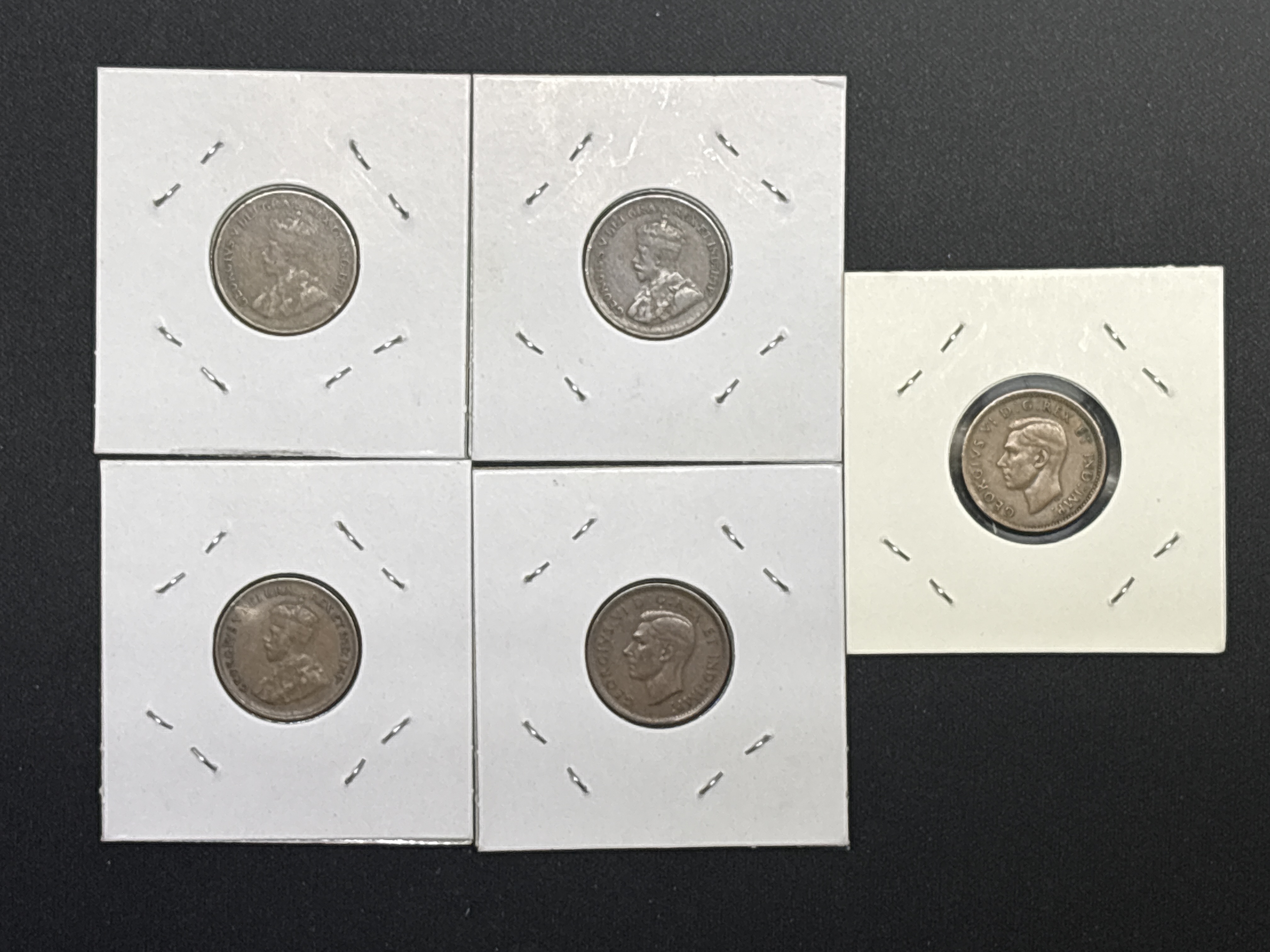 LOT 2026-921 — Ensemble de 5 pièces de 1 cent canadiennes, datées de 1932, 1933, 1935, 1938… — photo 2