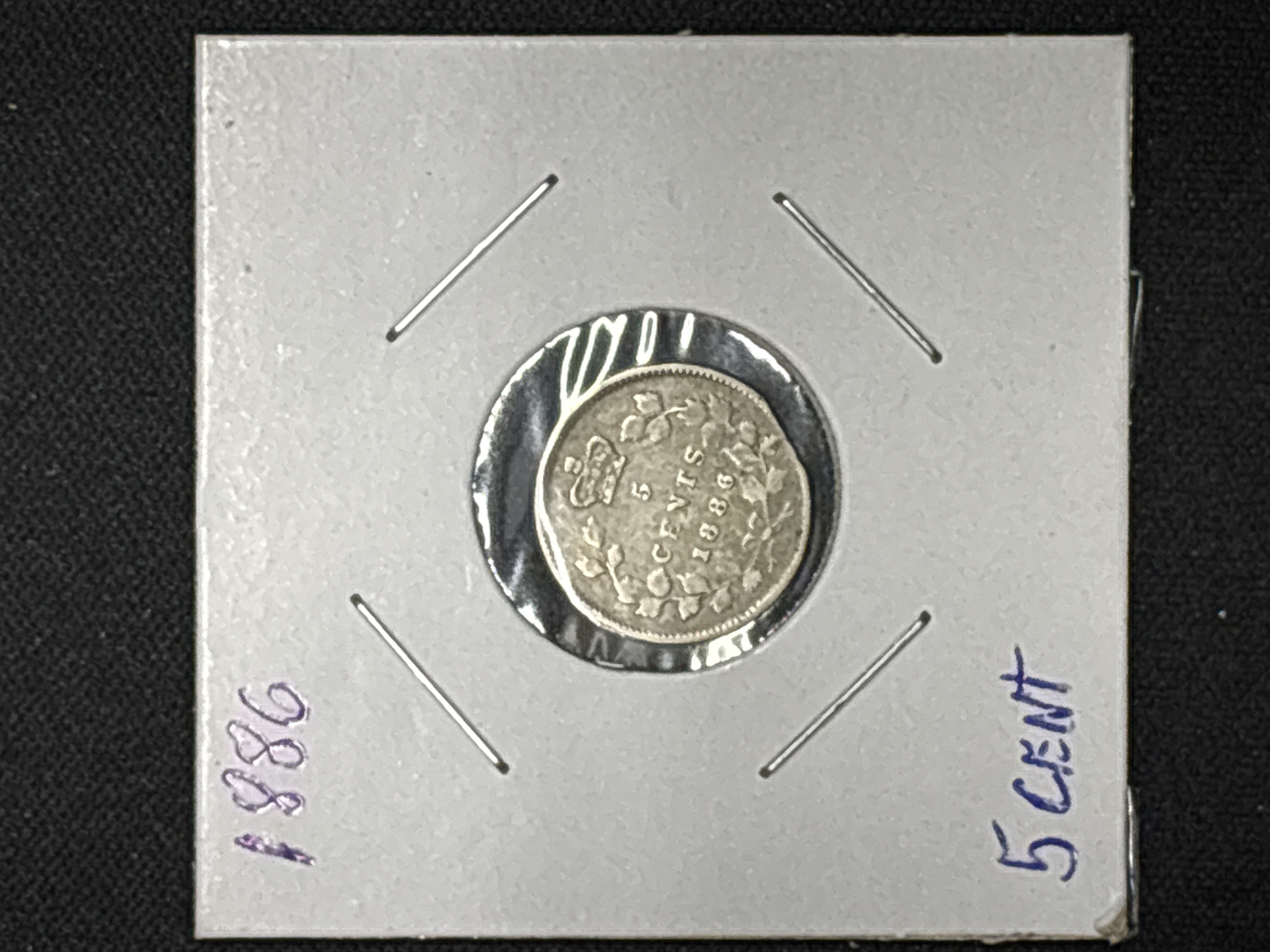 LOT 2026-922 — Pièce de 5 cents canadienne en argent de 1886 à l’effigie de la reine… — photo 1