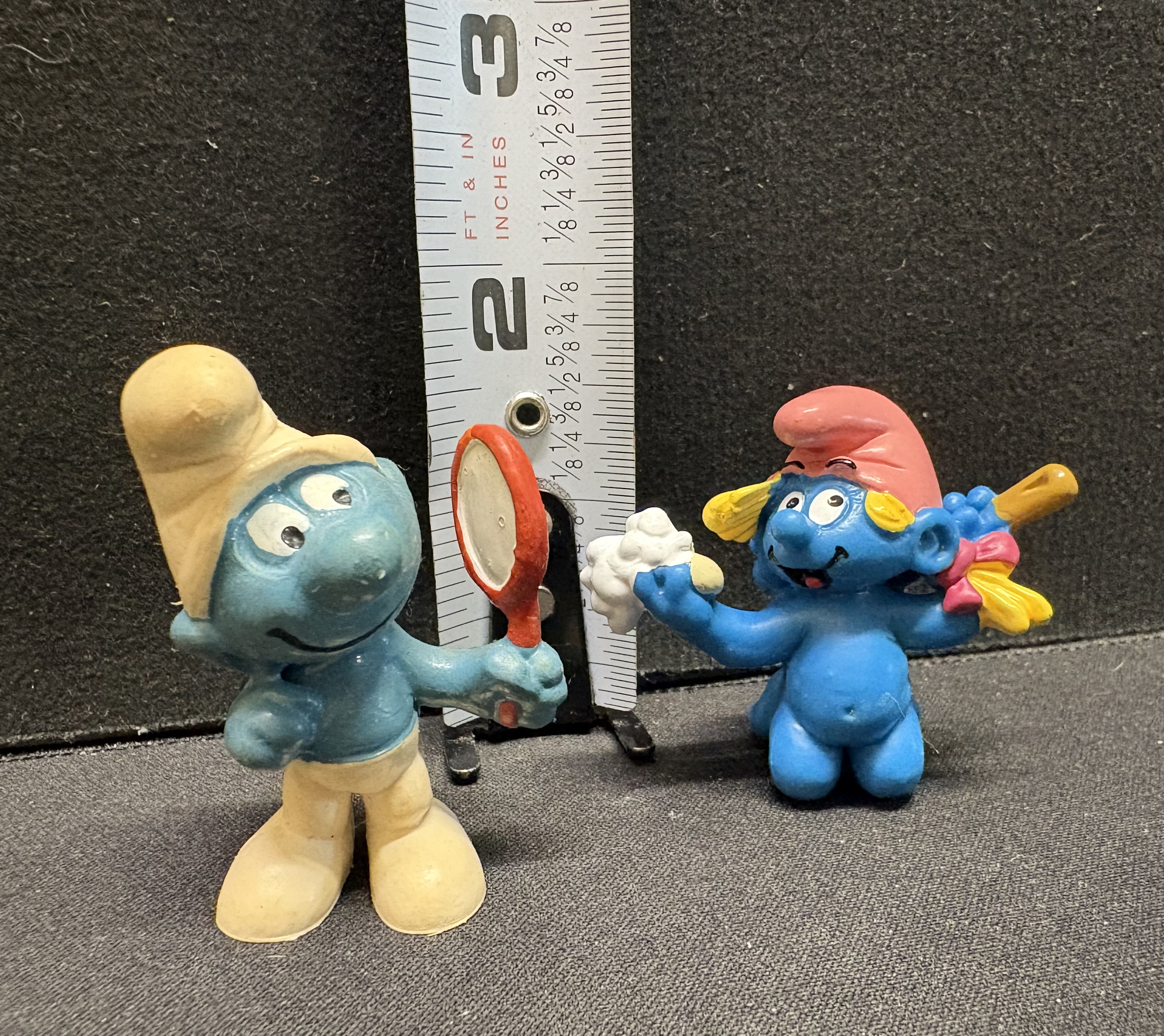 LOT 2026-095 — Lot de 2 figurines Les Schtroumpfs – Miroir et pâtisserie – Peyo / W — photo 1