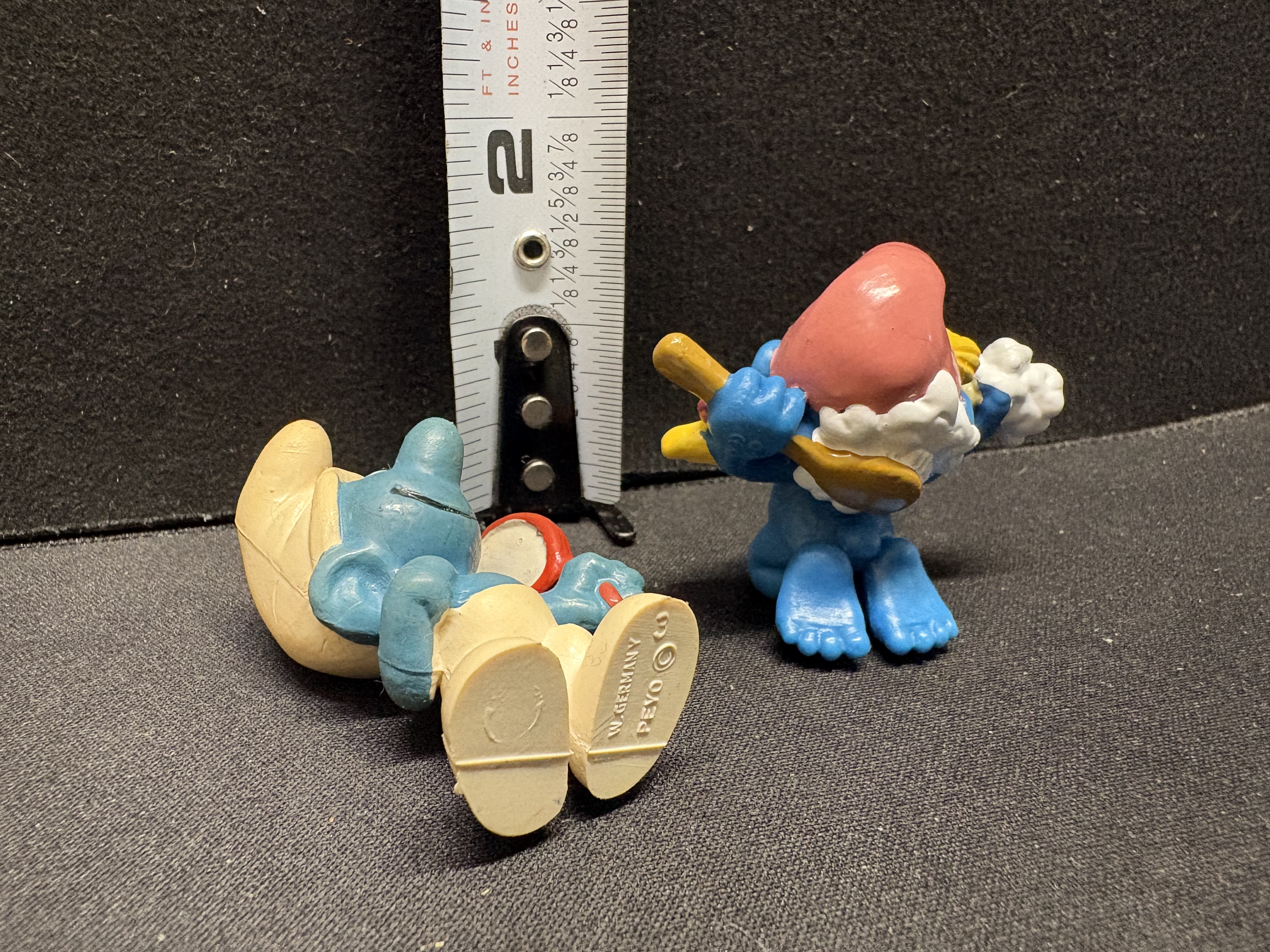 LOT 2026-095 — Lot de 2 figurines Les Schtroumpfs – Miroir et pâtisserie – Peyo / W — photo 2