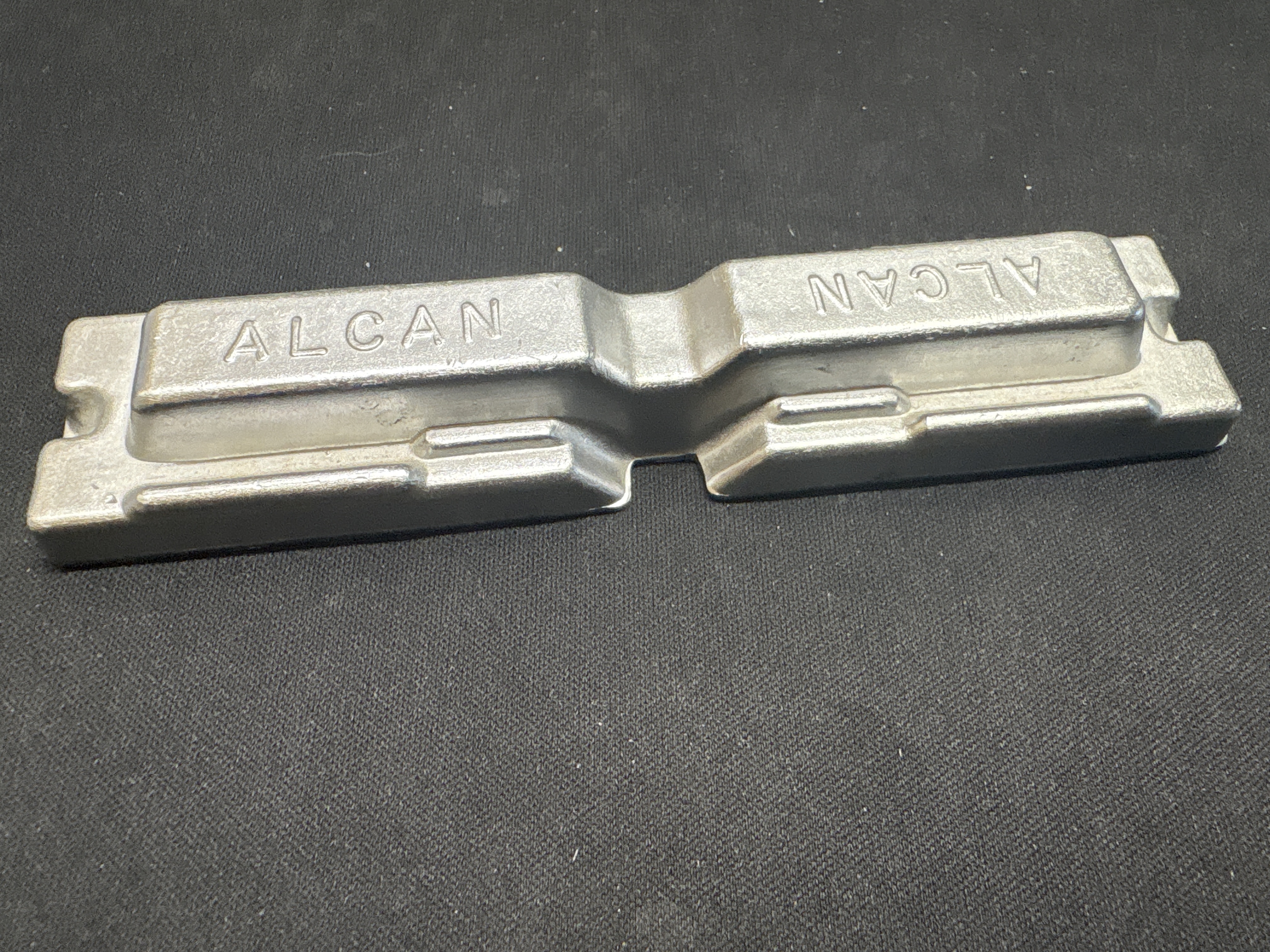 LOT 2026-934 — Beau lingot en aluminium de l’entreprise québécoise ALCAN, offert en quantité… — photo 5