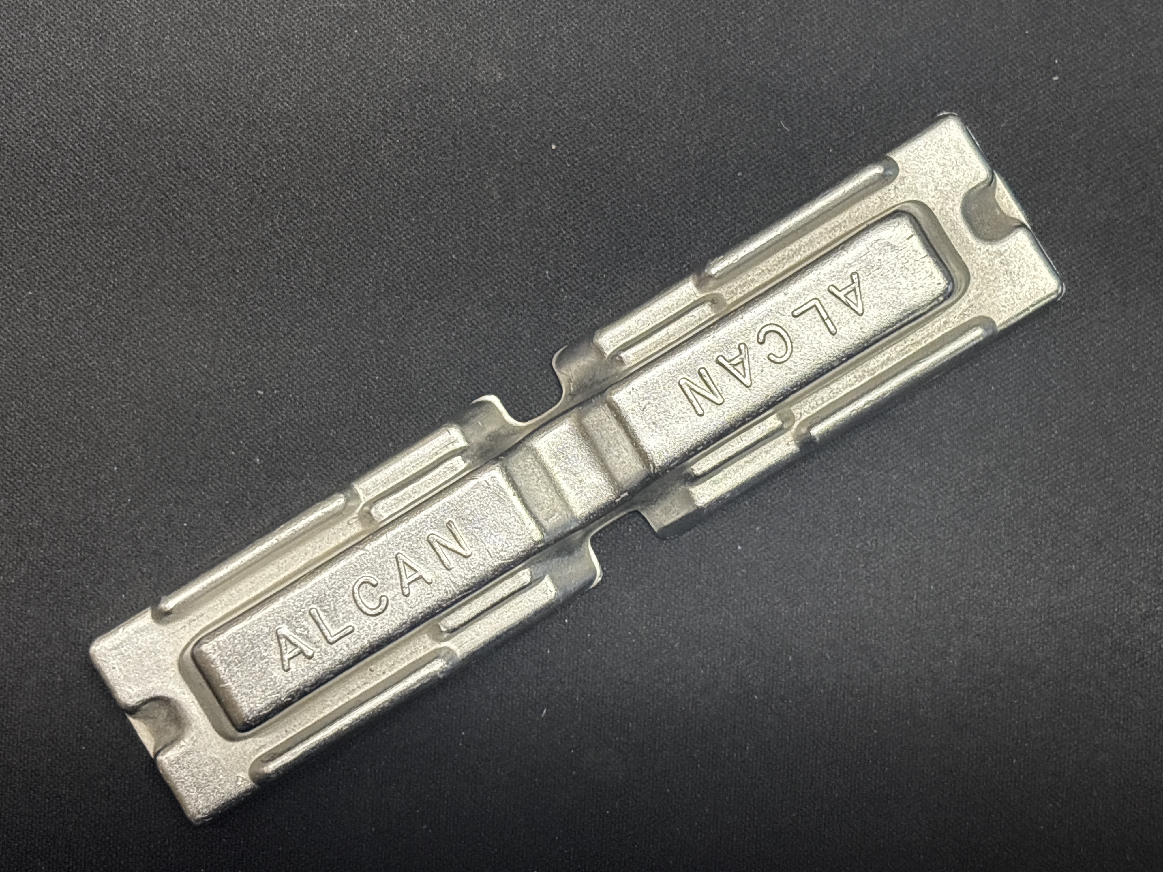 LOT 2026-934 — Beau lingot en aluminium de l’entreprise québécoise ALCAN, offert en quantité… — photo 3