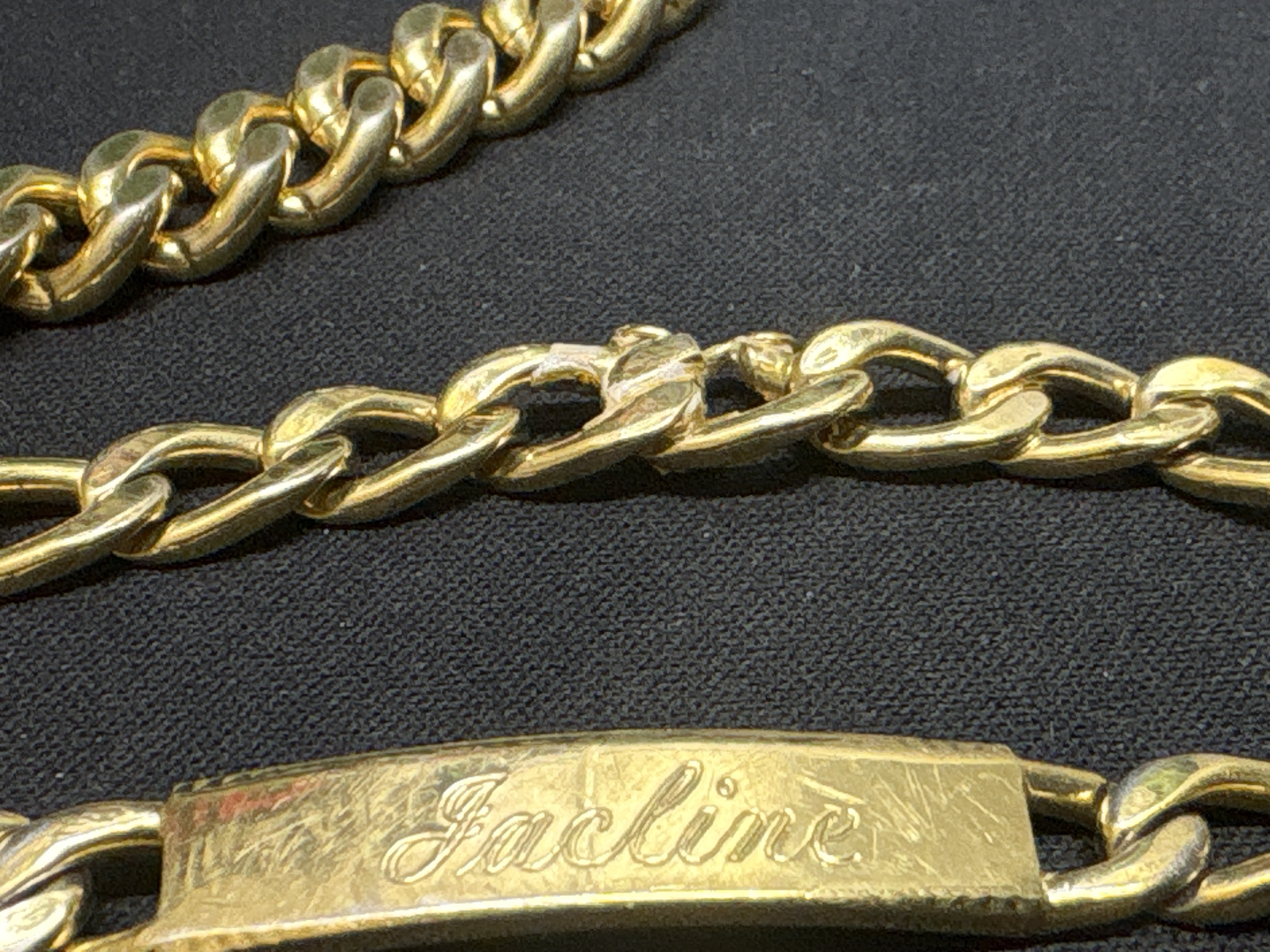 LOT 2026-935 — Lot de deux bracelets de style gourmette en métal de couleur dorée — photo 2