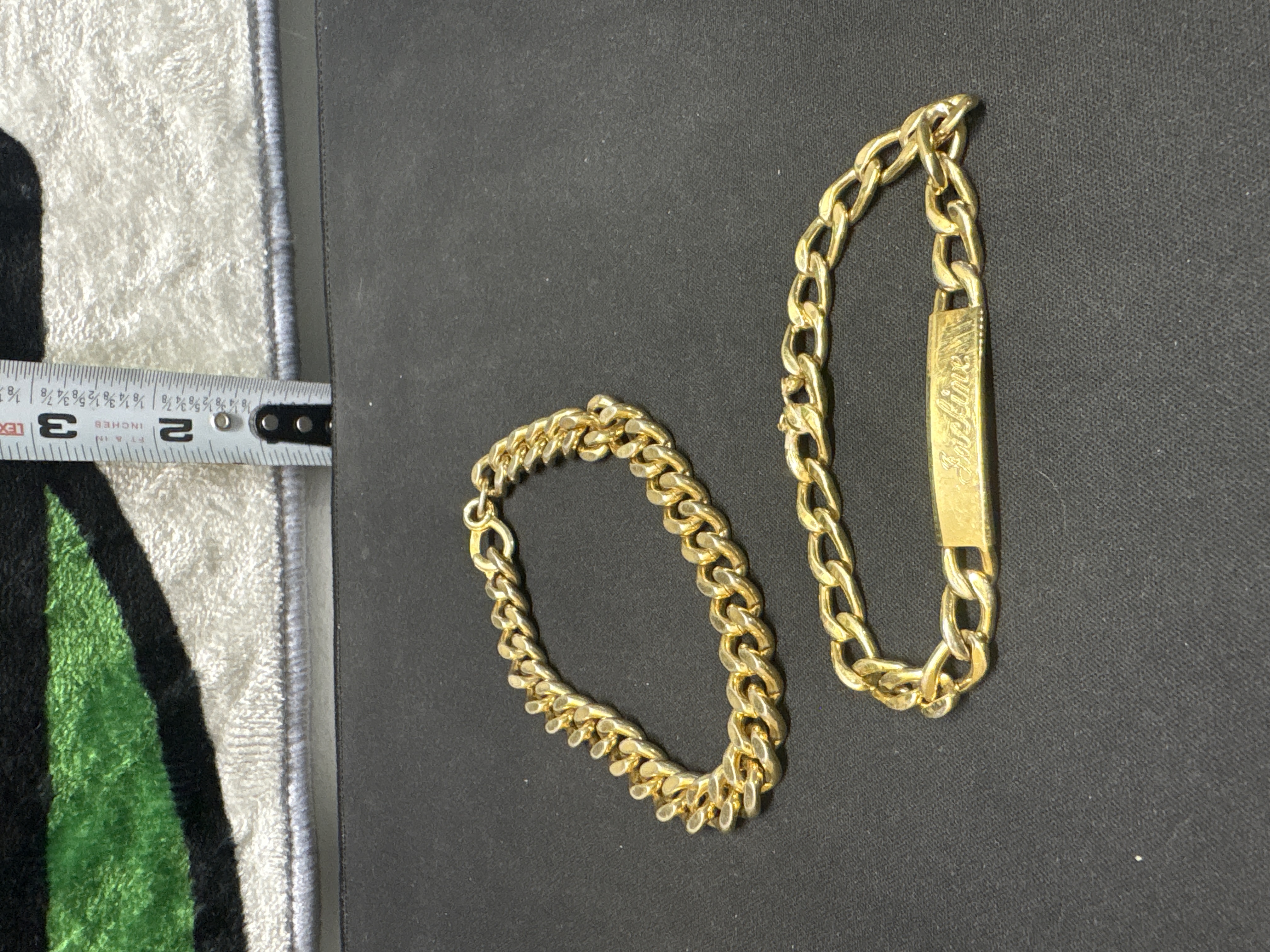 LOT 2026-935 — Lot de deux bracelets de style gourmette en métal de couleur dorée — photo 1