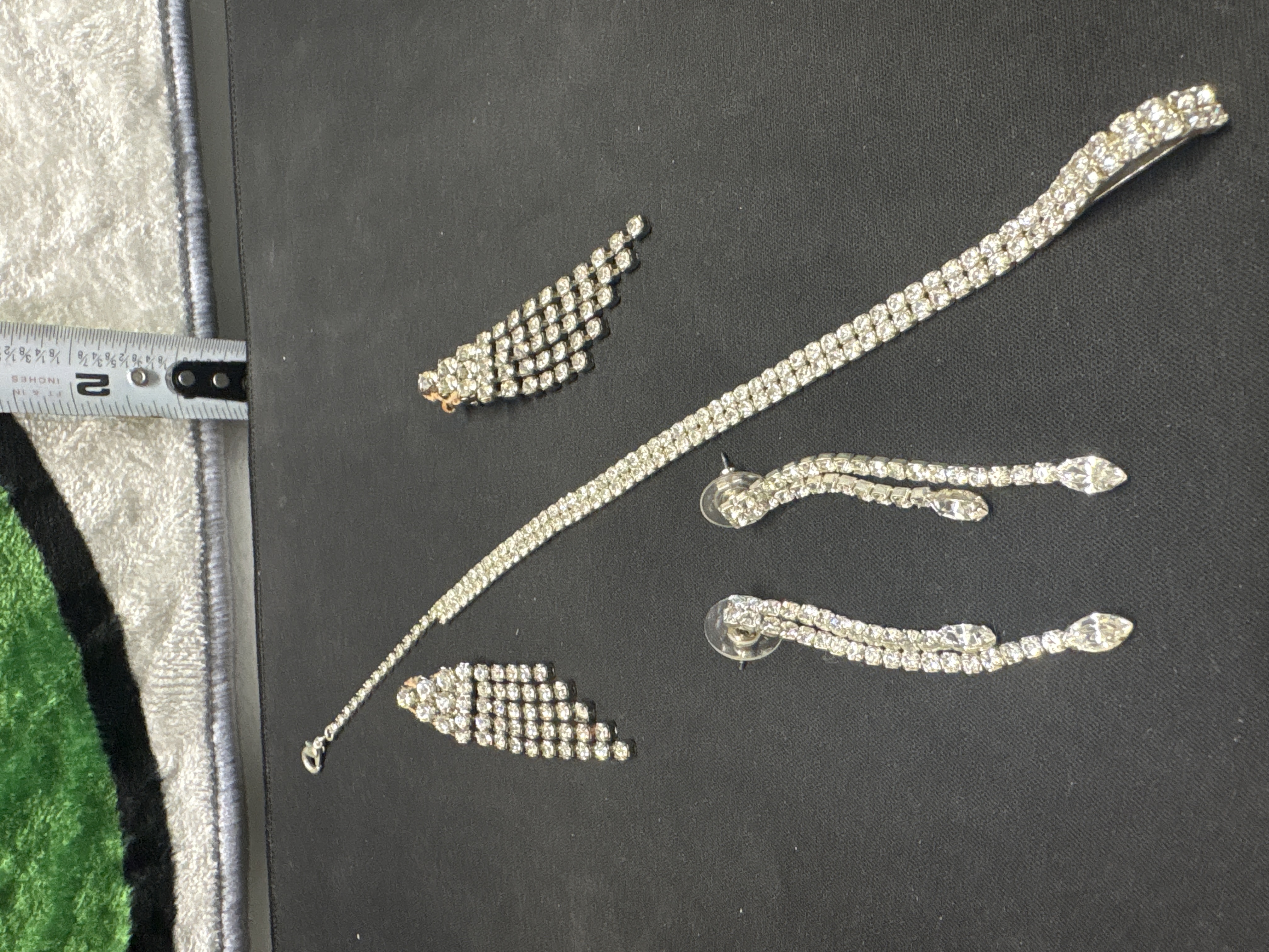 LOT 2026-936 — Ensemble de 5 bijoux décoratifs de ton argenté, ornés de nombreuses pierres… — photo 1