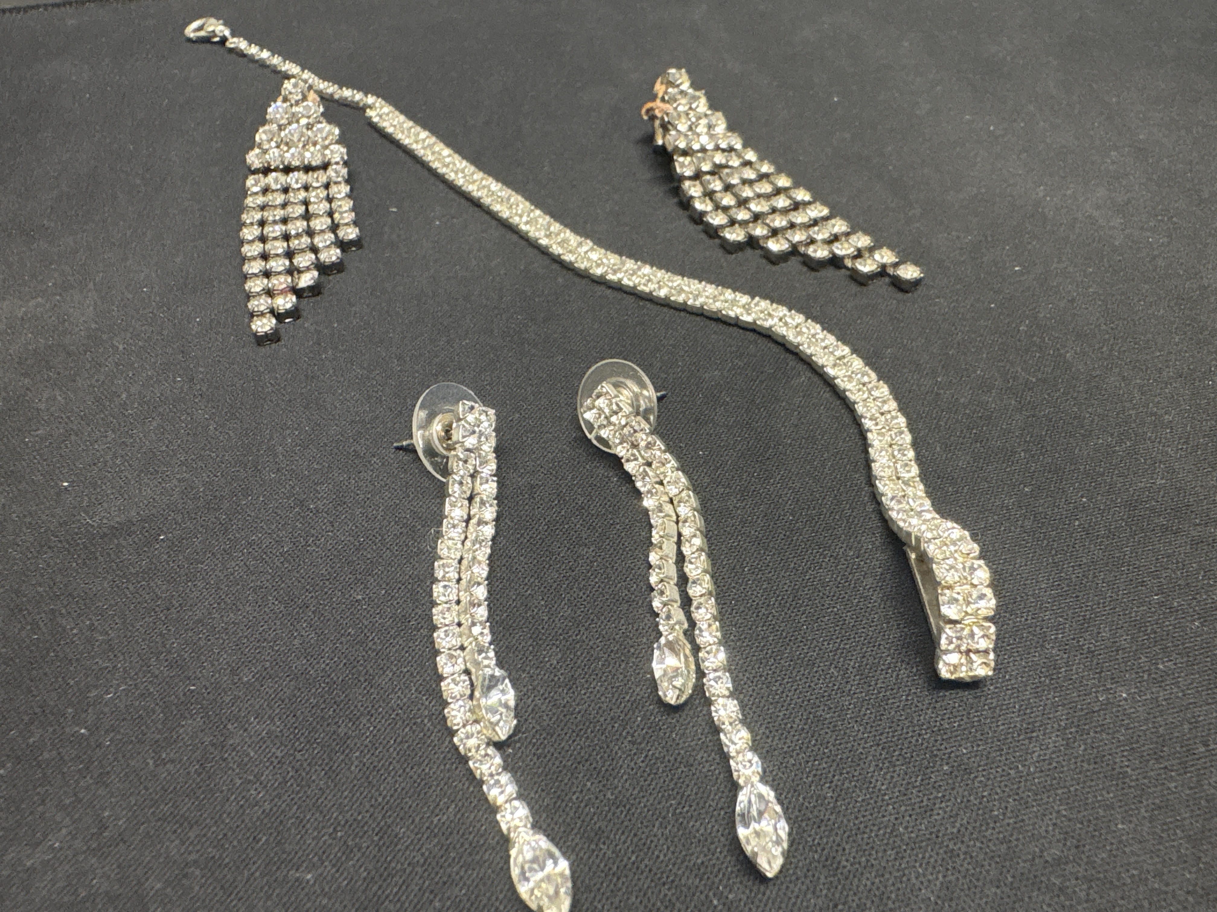 LOT 2026-936 — Ensemble de 5 bijoux décoratifs de ton argenté, ornés de nombreuses pierres… — photo 2