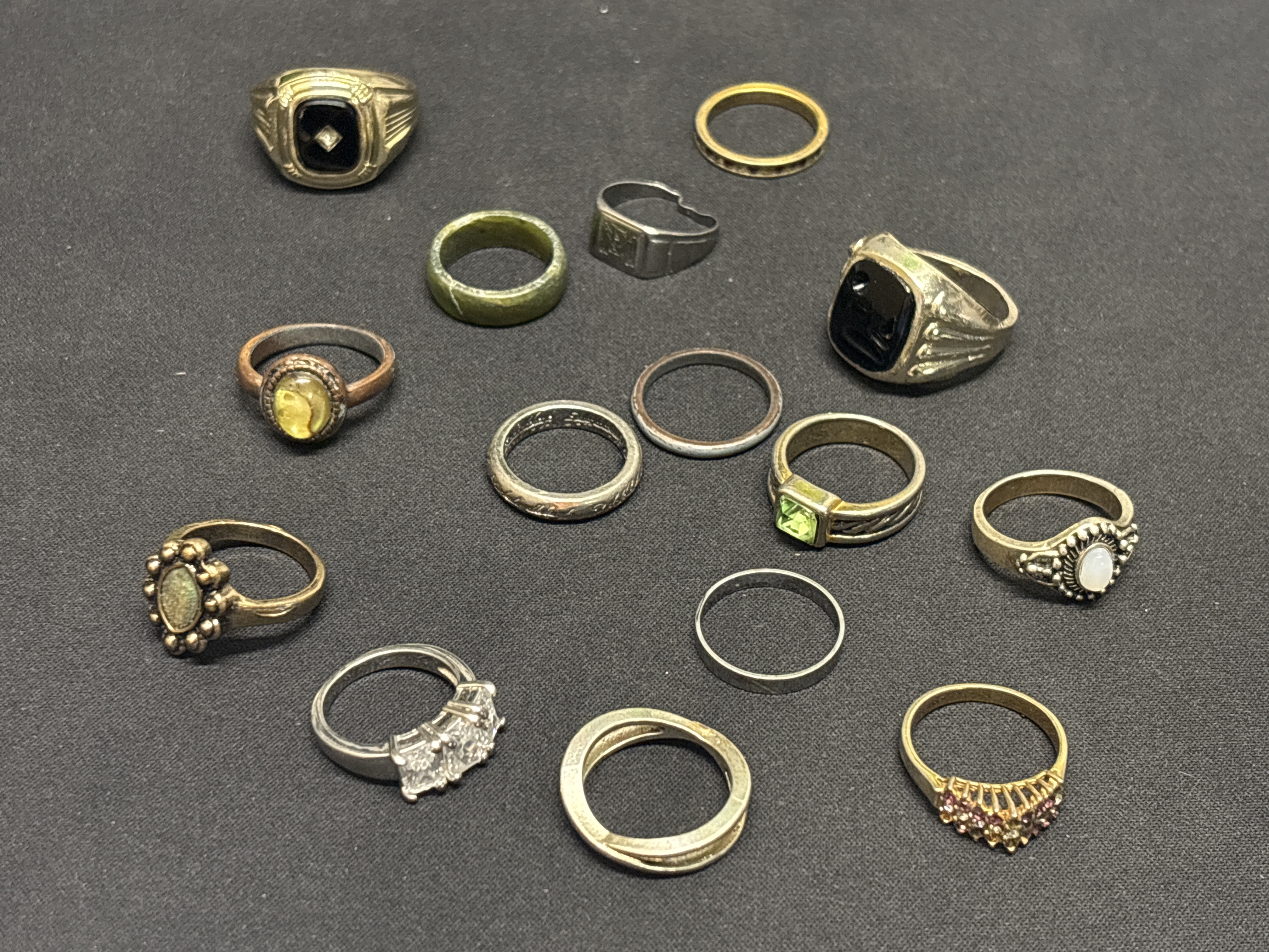 LOT 2026-937 — Lot de 15 bagues assorties aux styles variés, dans des tons dorés, argentés… — photo 1