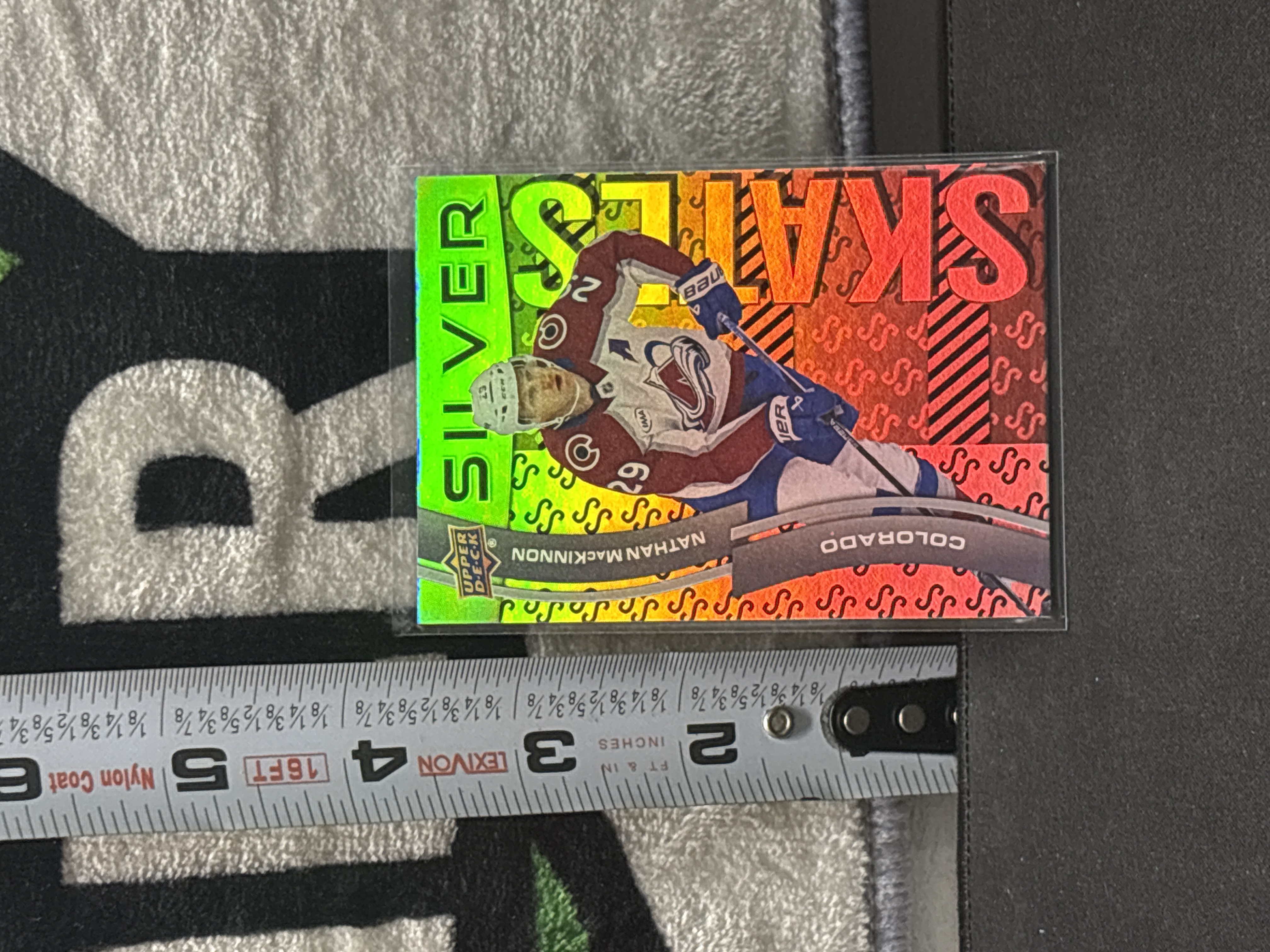 LOT 2026-942 — Carte de hockey Upper Deck Silver SS-9 mettant en vedette Nathan MacKinnon du… — photo 1
