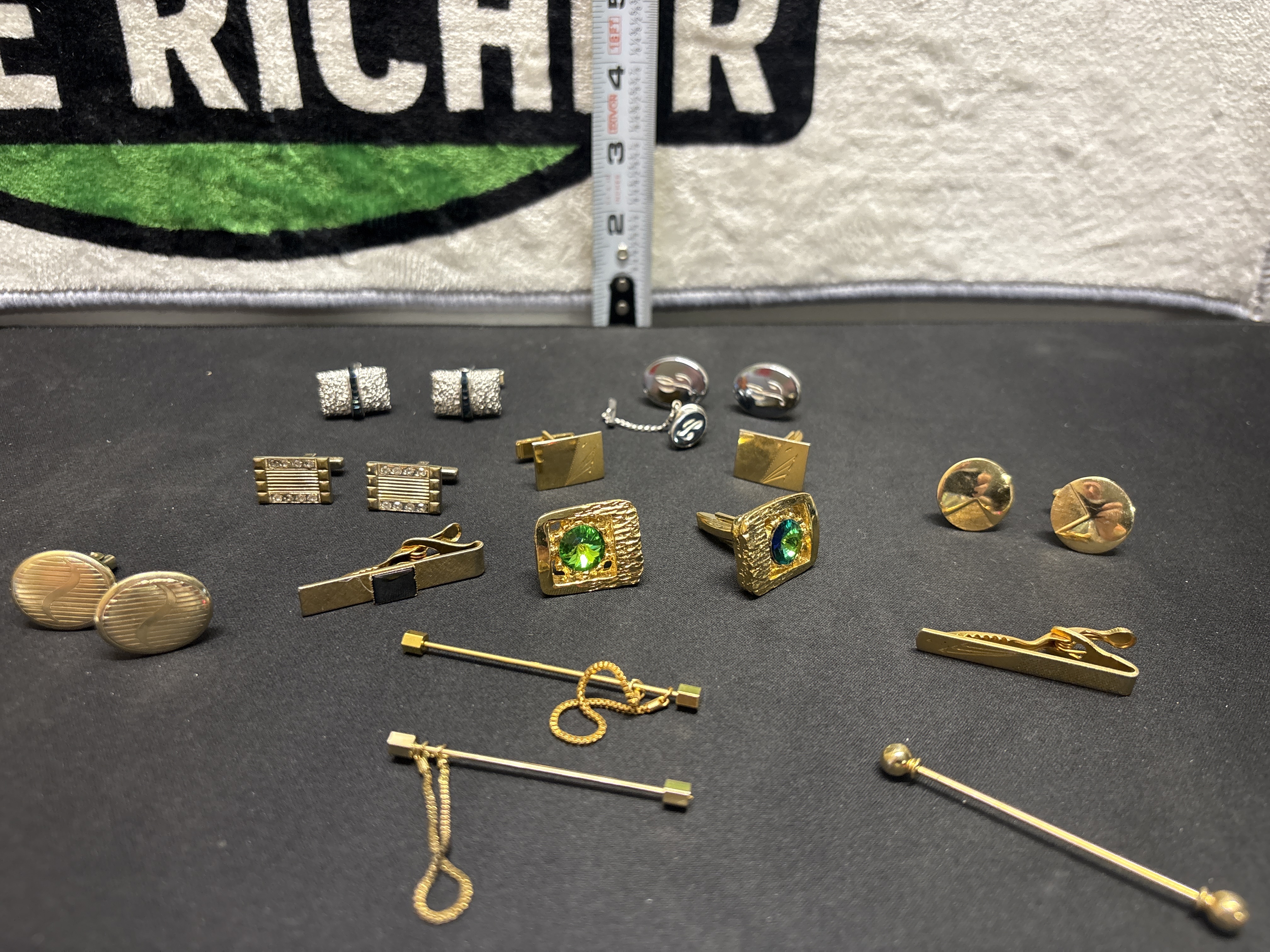 LOT 2026-944 — Ensemble varié d’accessoires masculins comprenant plusieurs paires de boutons… — photo 2