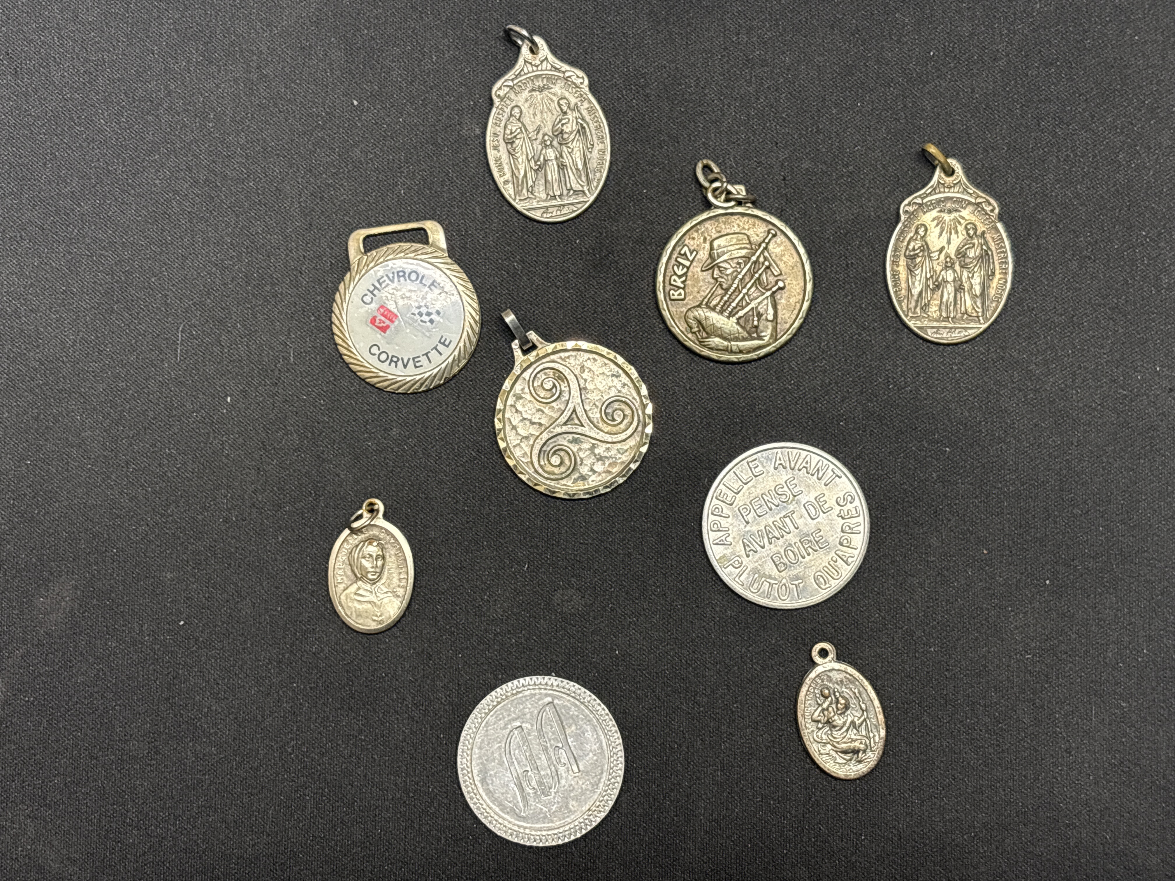 LOT 2026-945 — Lot de 9 médailles et pendentifs décoratifs à thématiques variées — photo 1