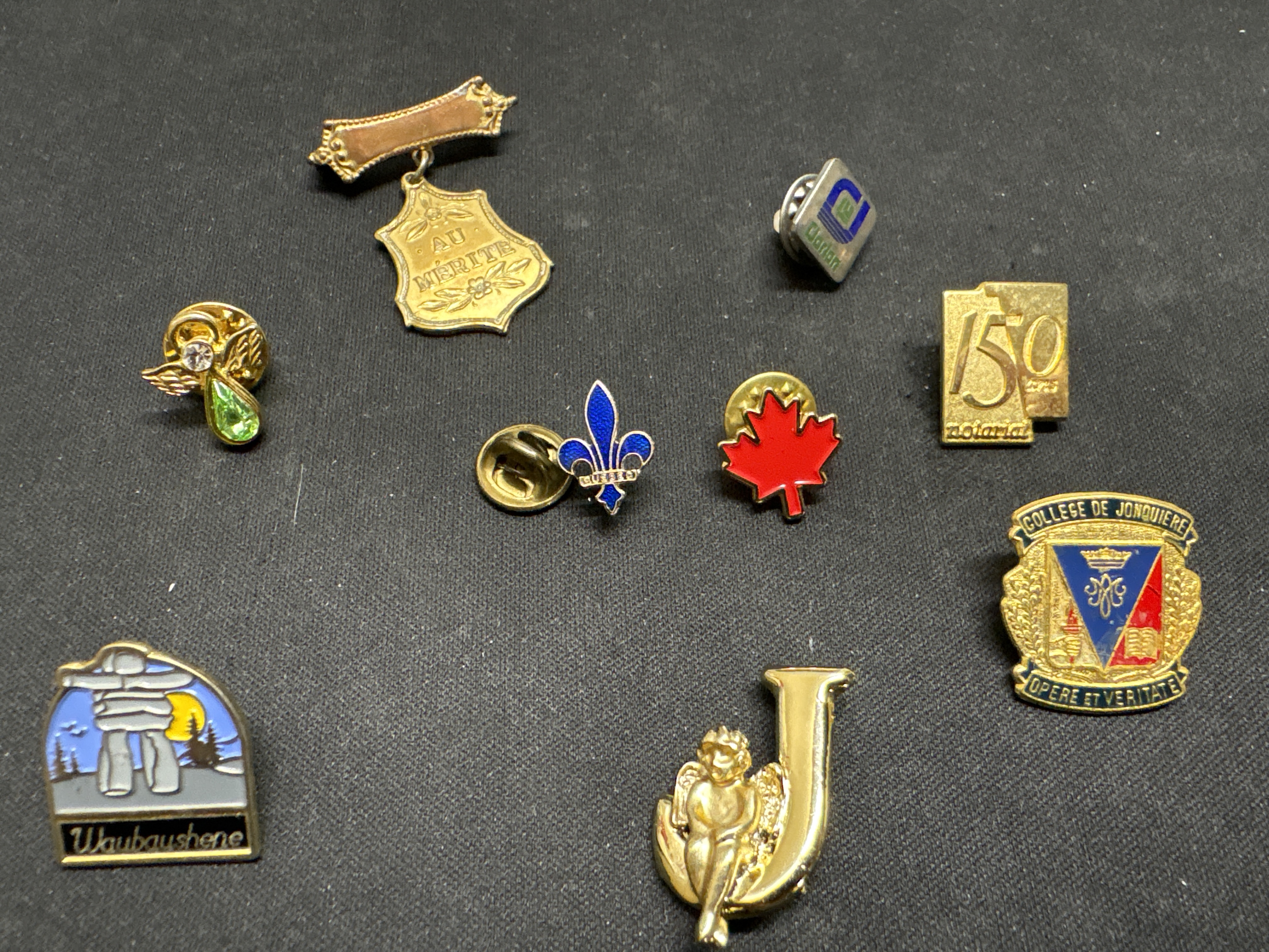 LOT 2026-946 — Ensemble de 9 épinglettes et broches décoratives à thématique variée, avec… — photo 1