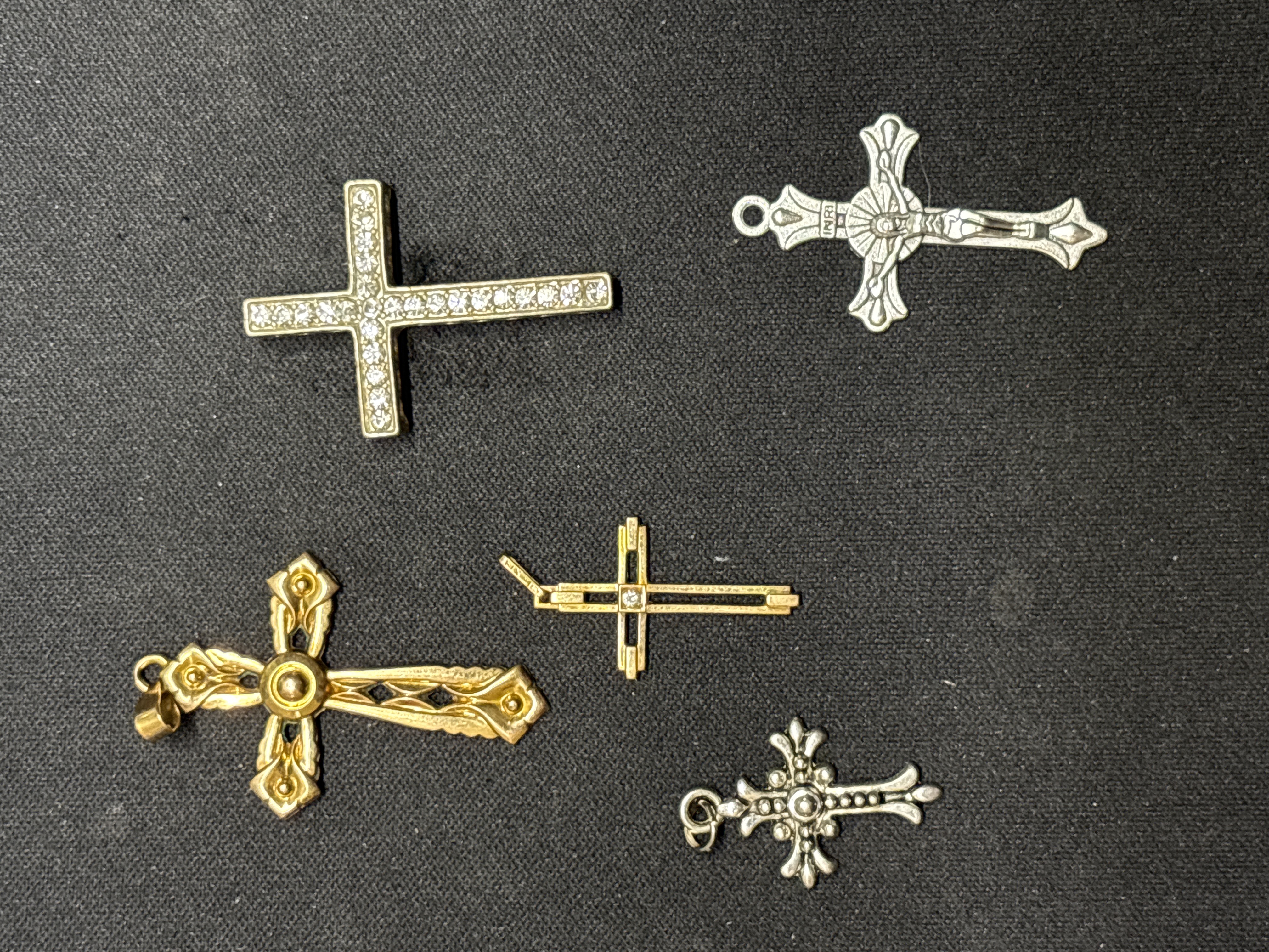 LOT 2026-947 — Joli lot de 5 pendentifs en forme de croix, aux styles variés — photo 1