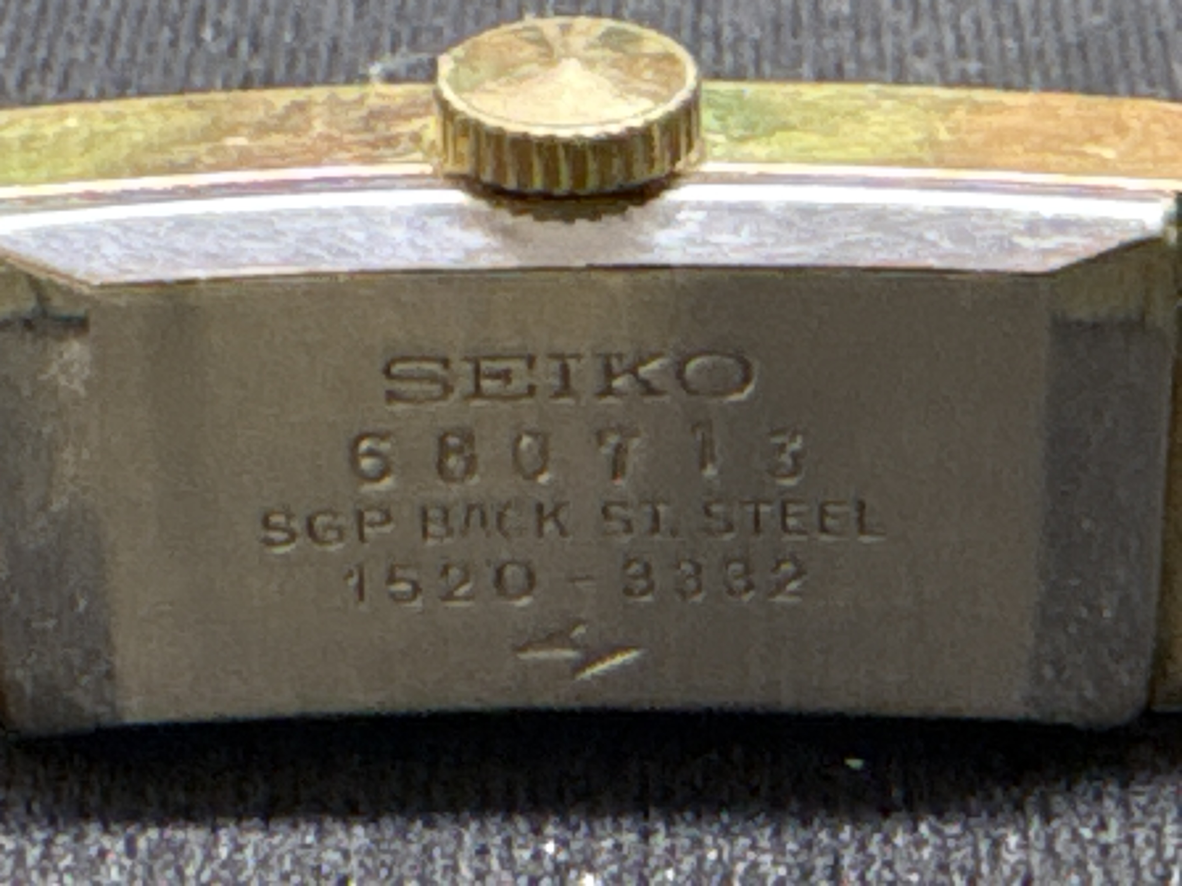LOT 2026-948 — Montre-bracelet analogique Seiko à boîtier rectangulaire et fini doré, avec… — photo 2