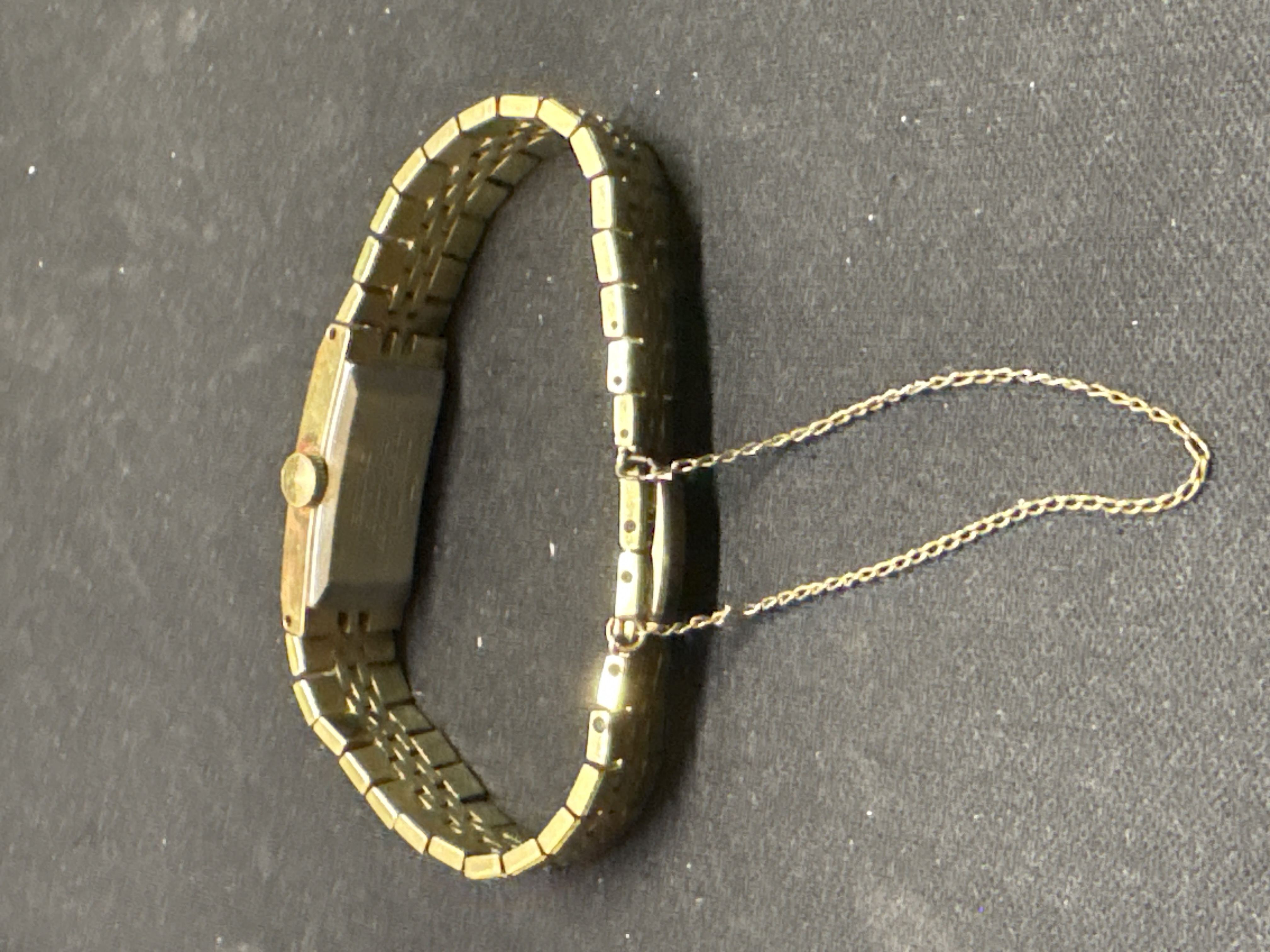 LOT 2026-948 — Montre-bracelet analogique Seiko à boîtier rectangulaire et fini doré, avec… — photo 3