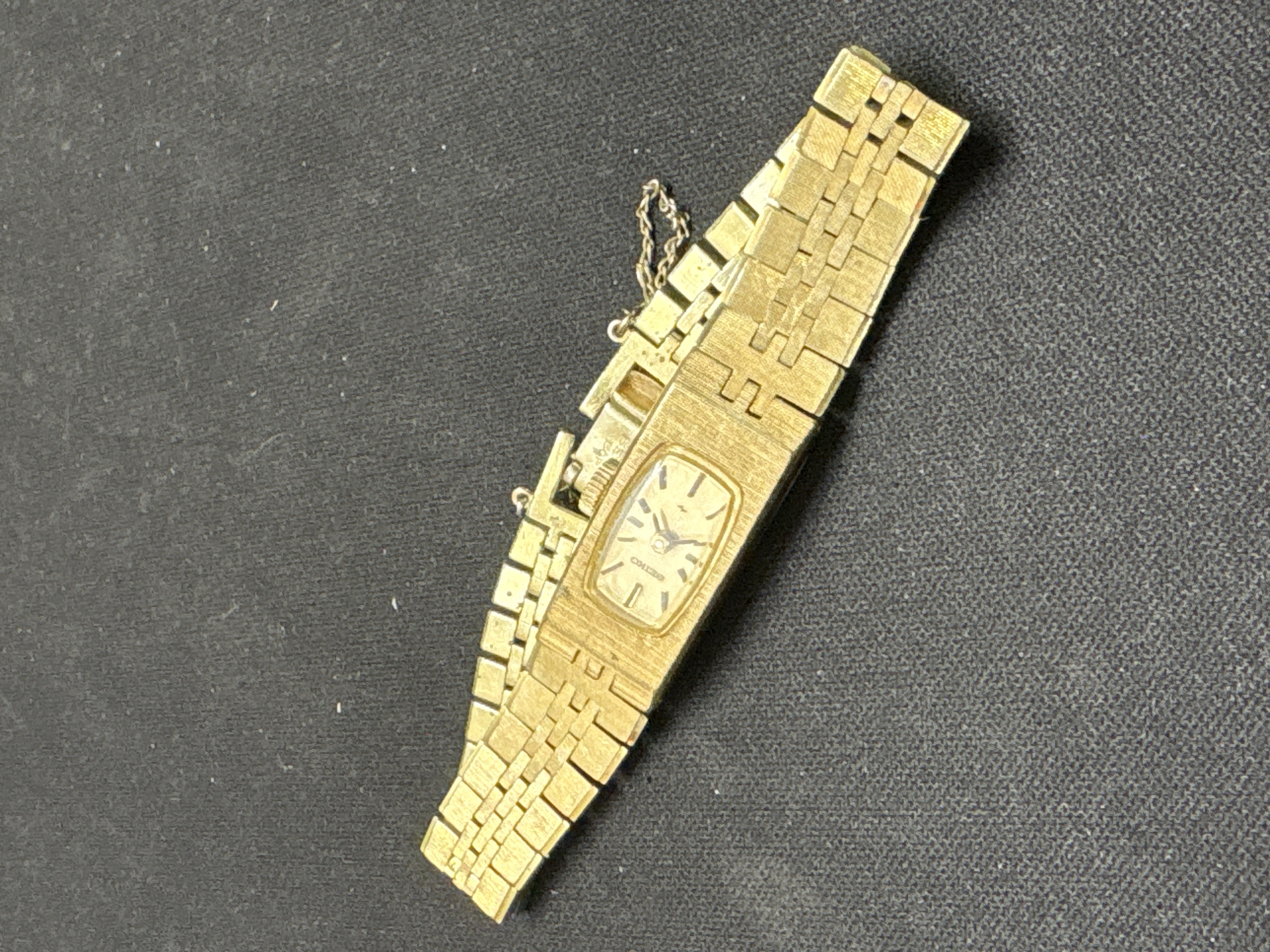 LOT 2026-948 — Montre-bracelet analogique Seiko à boîtier rectangulaire et fini doré, avec… — photo 1