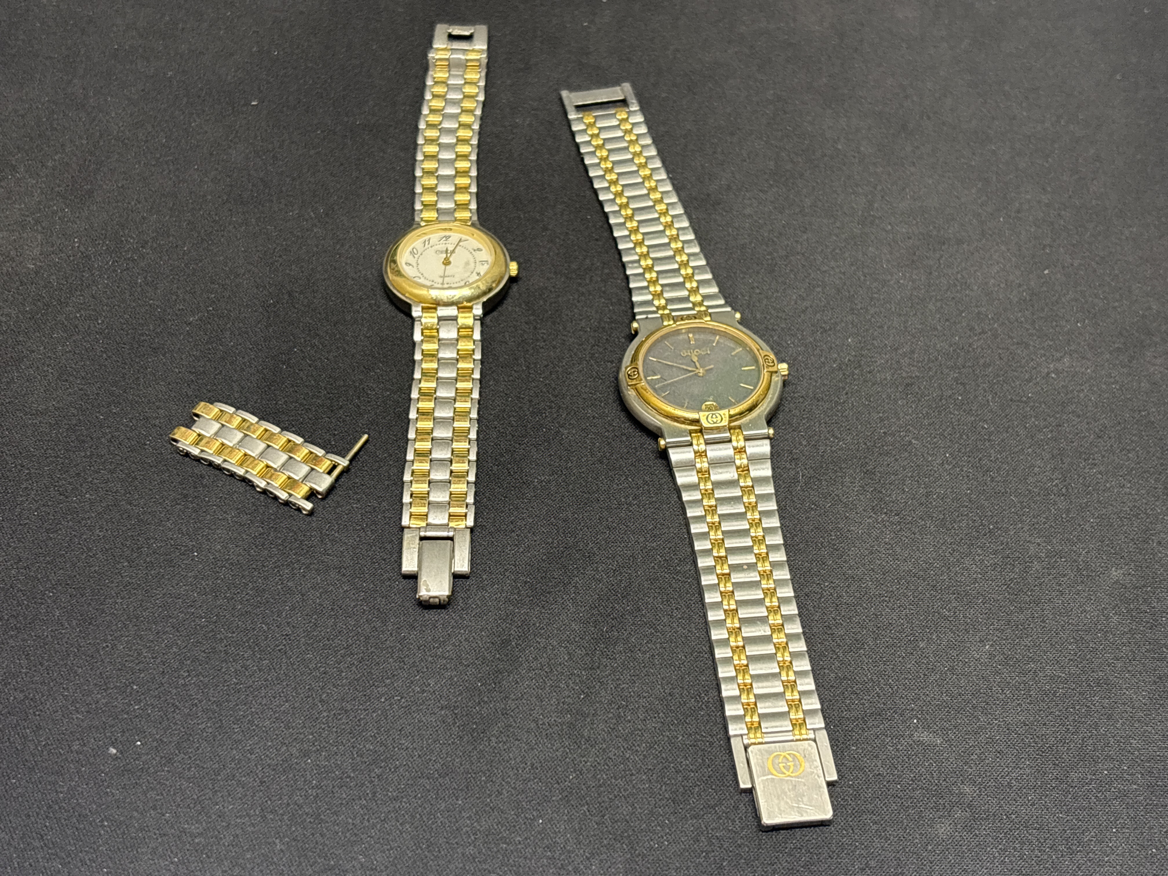 Ensemble de deux montres-bracelets Gucci de style bicolore, avec bracelets…