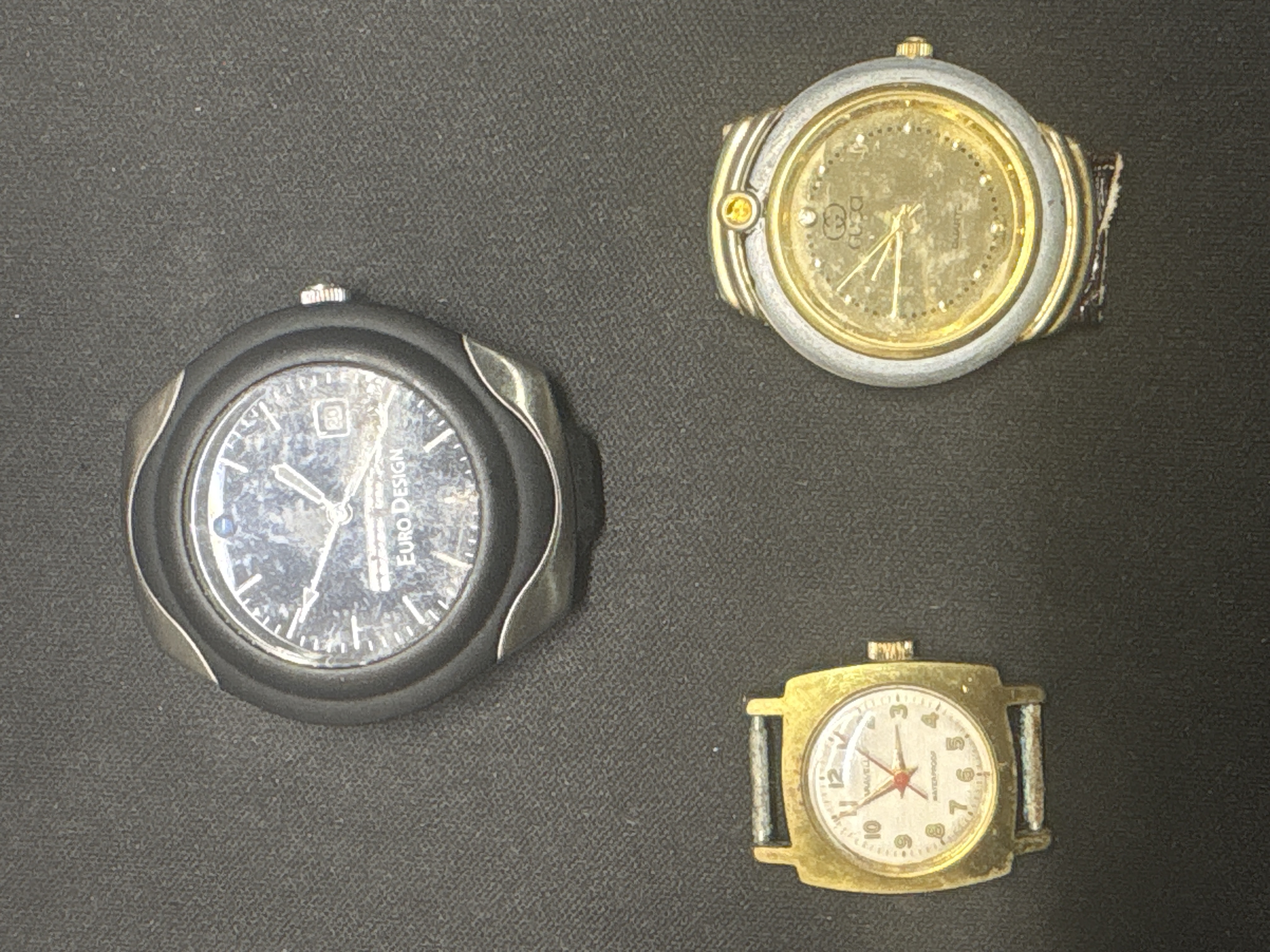 LOT 2026-957 — Lot de 3 montres-bracelets vintage de marques et styles variés, comprenant : — photo 1