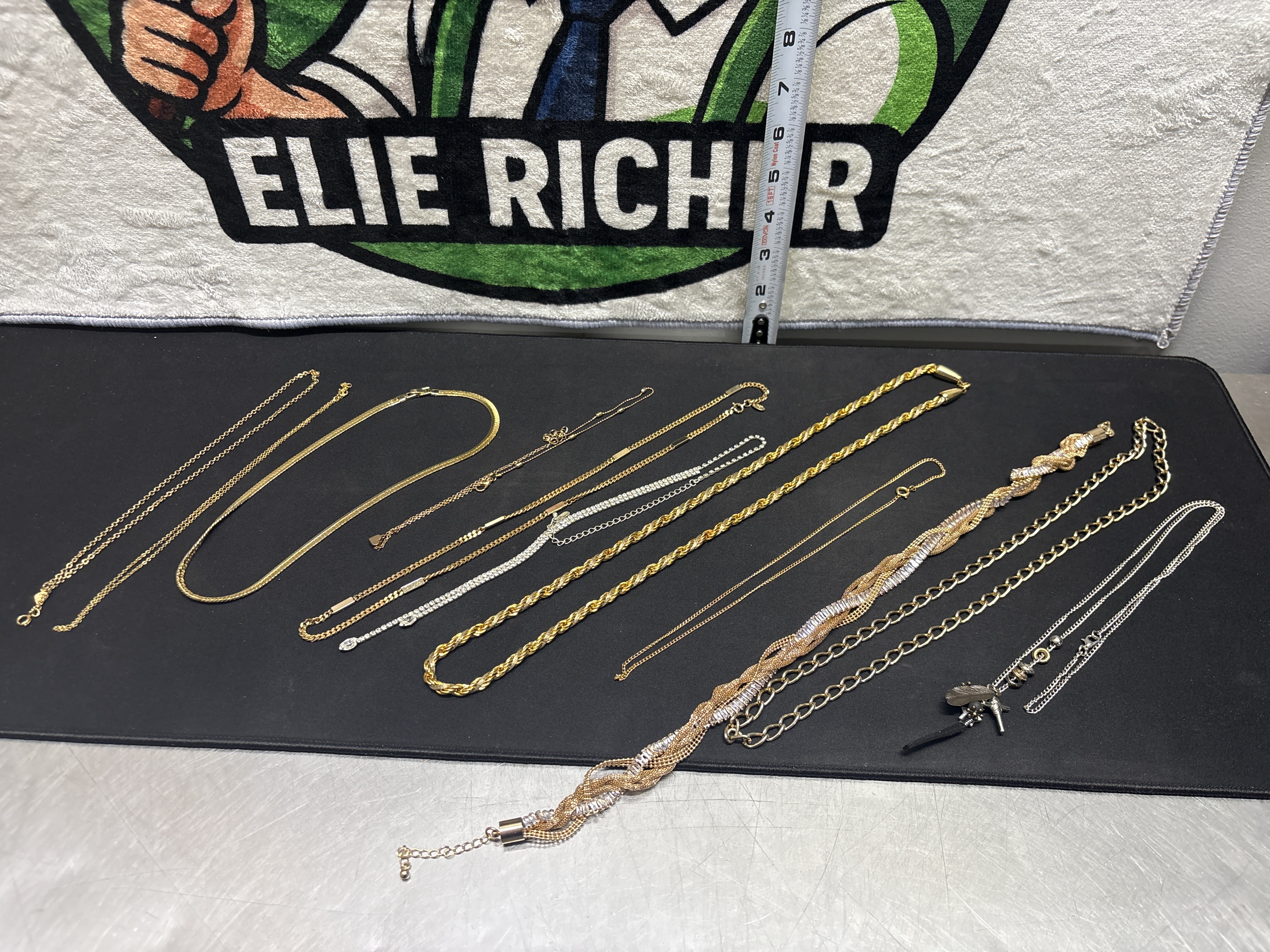 LOT 2026-958 — Lot de 11 chaînes de bijoux aux styles variés, présentées en plusieurs finis… — photo 1