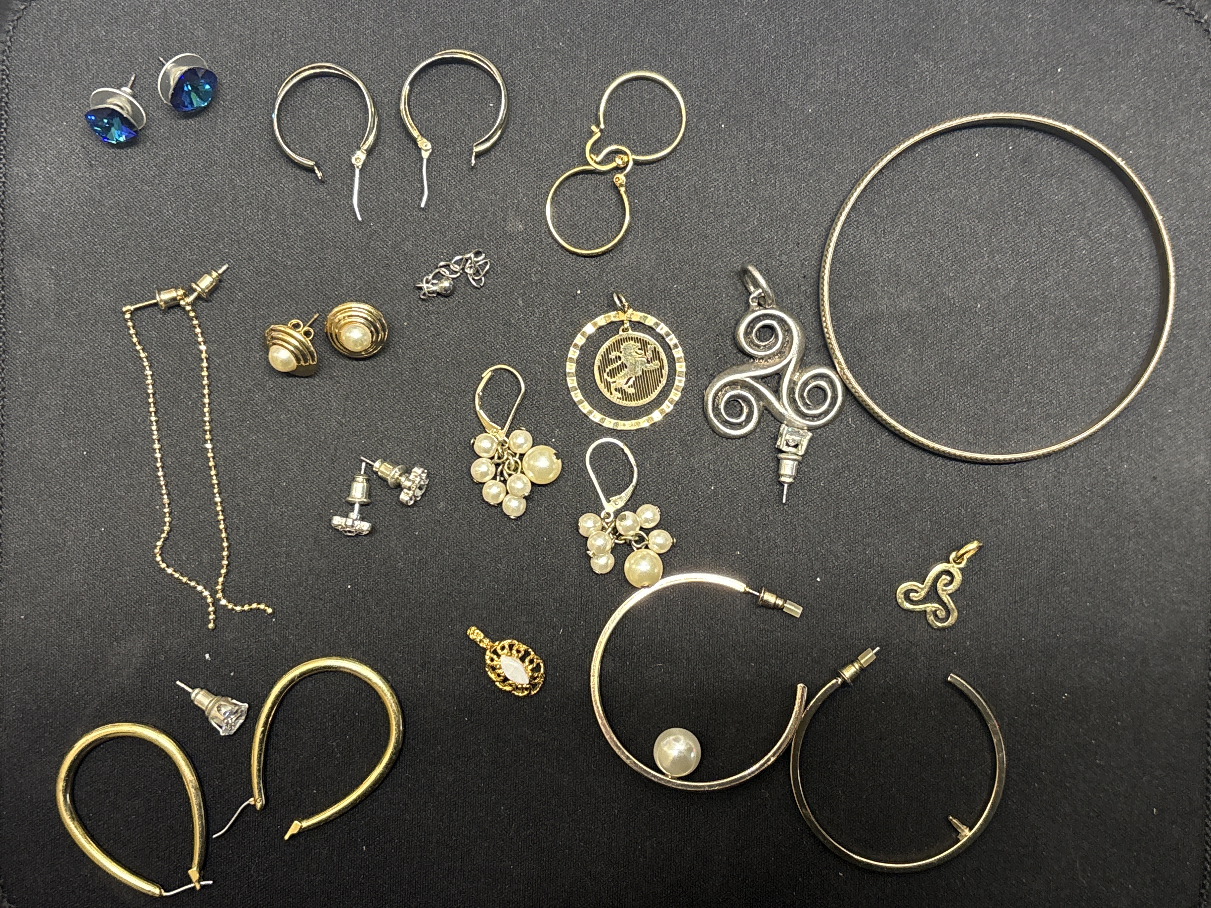 LOT 2026-959 — Assortiment varié de bijoux fantaisie comprenant plusieurs paires de boucles… — photo 1