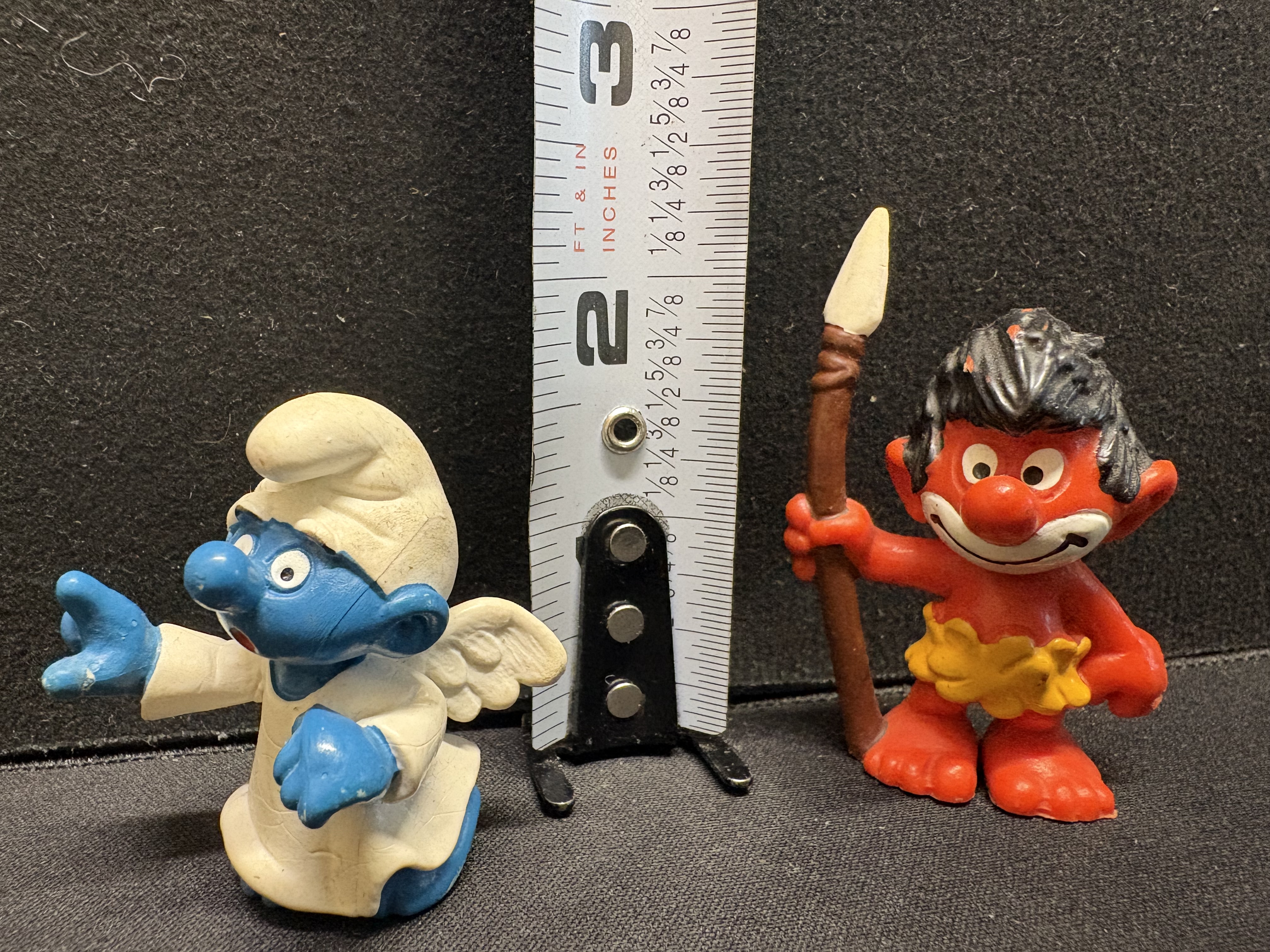 LOT 2026-099 — Lot de 2 figurines Les Schtroumpfs – Ange et personnage rouge avec lance –… — photo 1