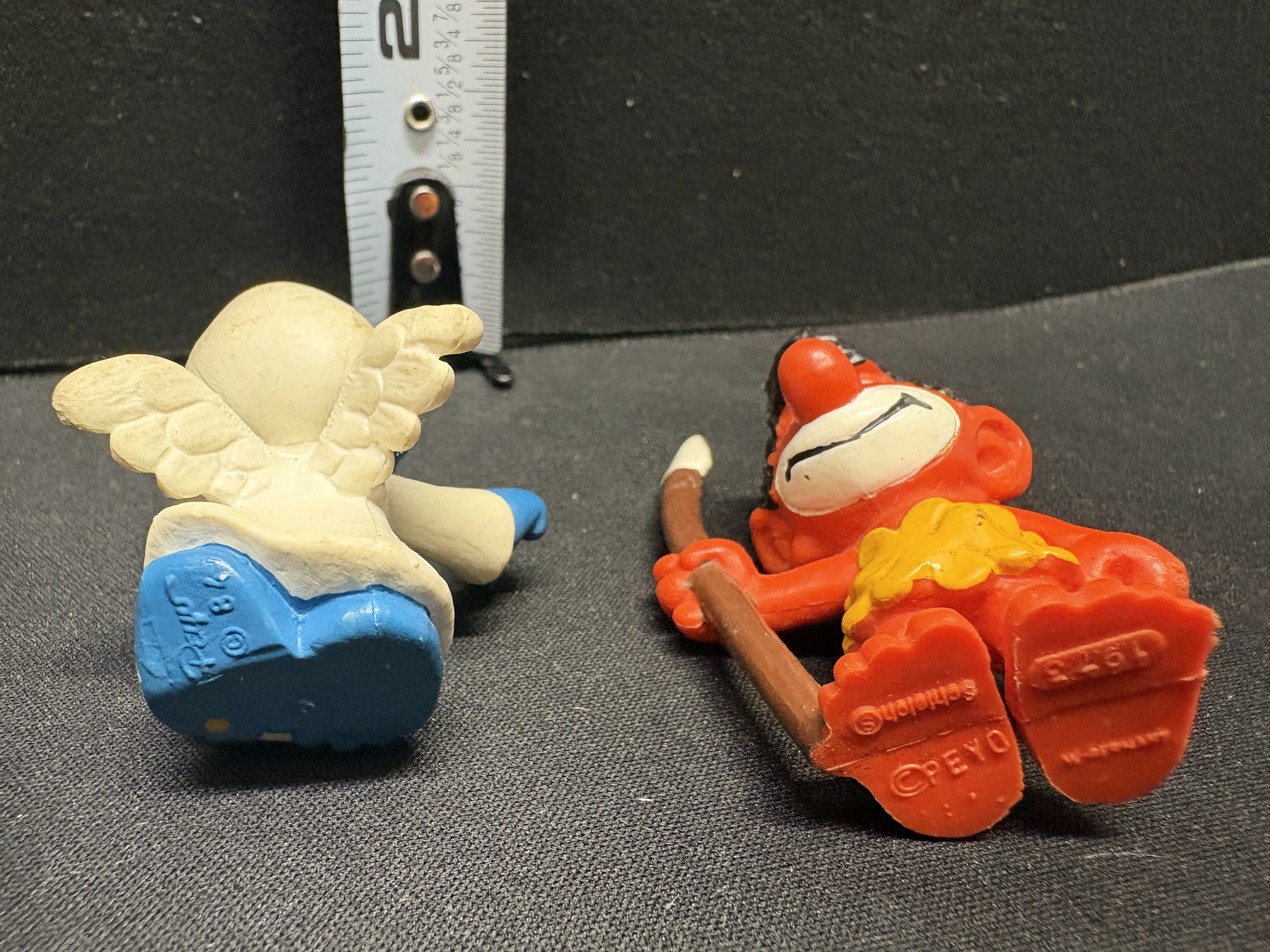 LOT 2026-099 — Lot de 2 figurines Les Schtroumpfs – Ange et personnage rouge avec lance –… — photo 2