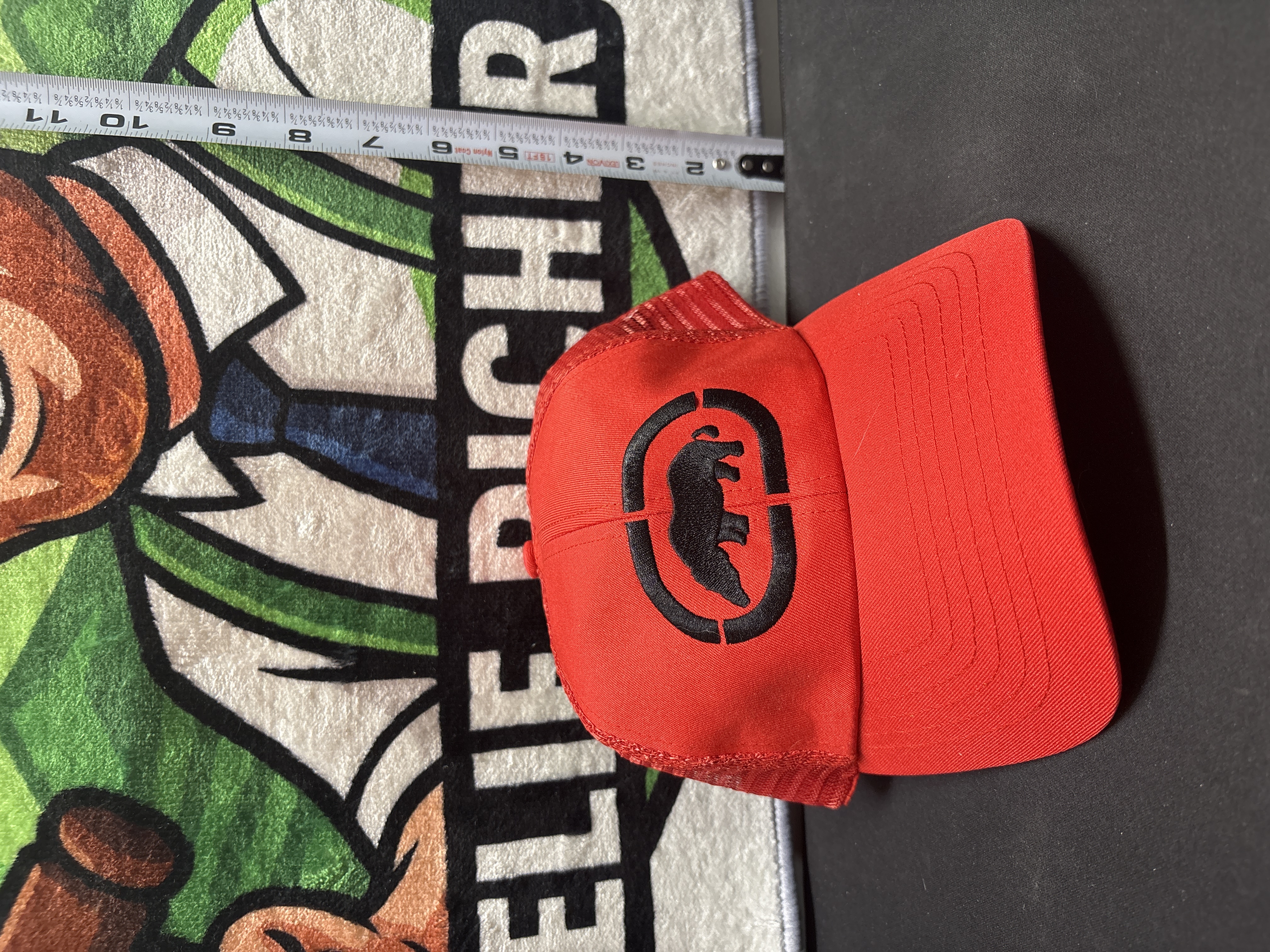 LOT 2026-966 — Casquette rouge de style trucker, ornée à l’avant d’un logo noir brodé… — photo 1