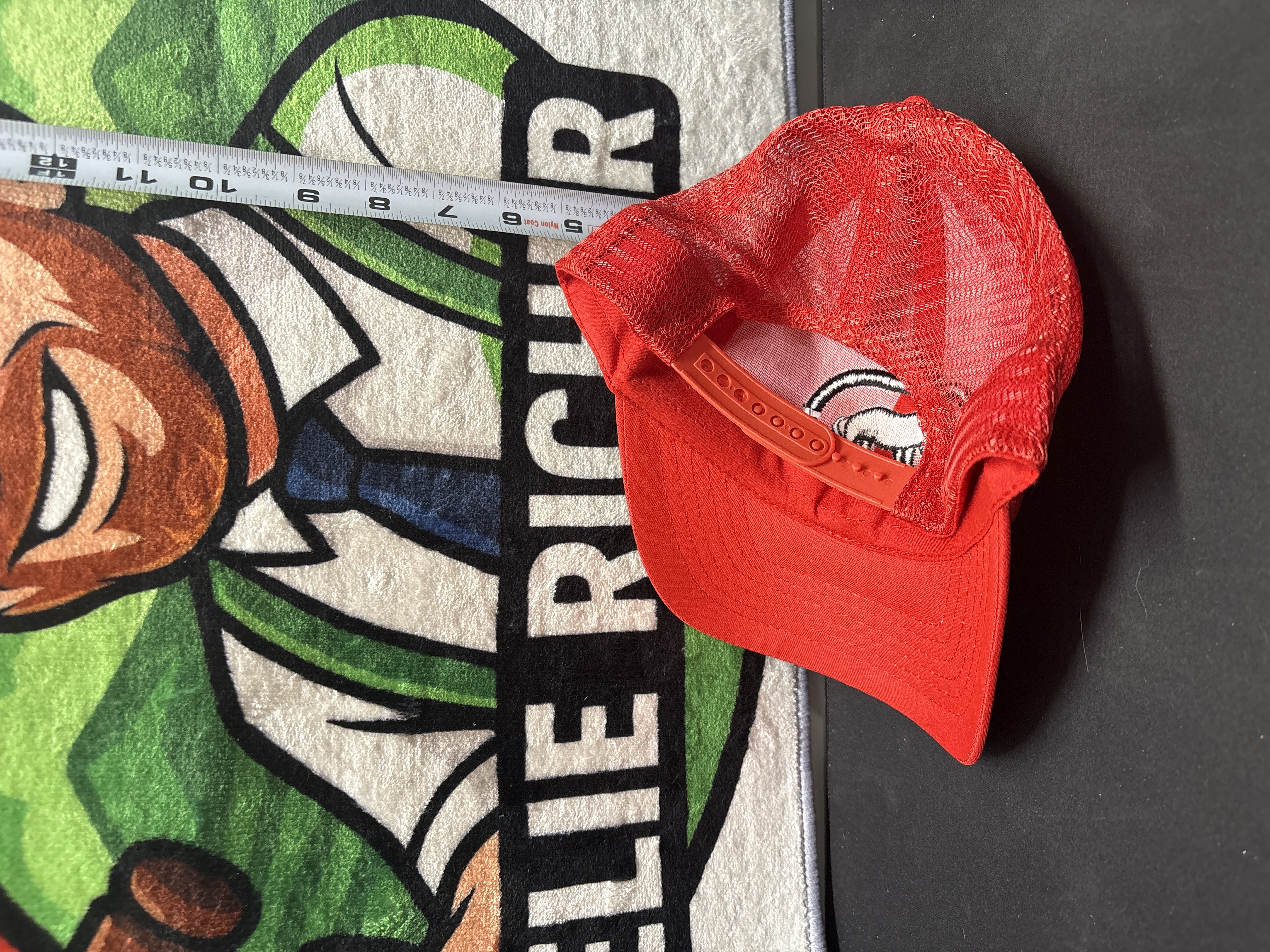 LOT 2026-966 — Casquette rouge de style trucker, ornée à l’avant d’un logo noir brodé… — photo 2