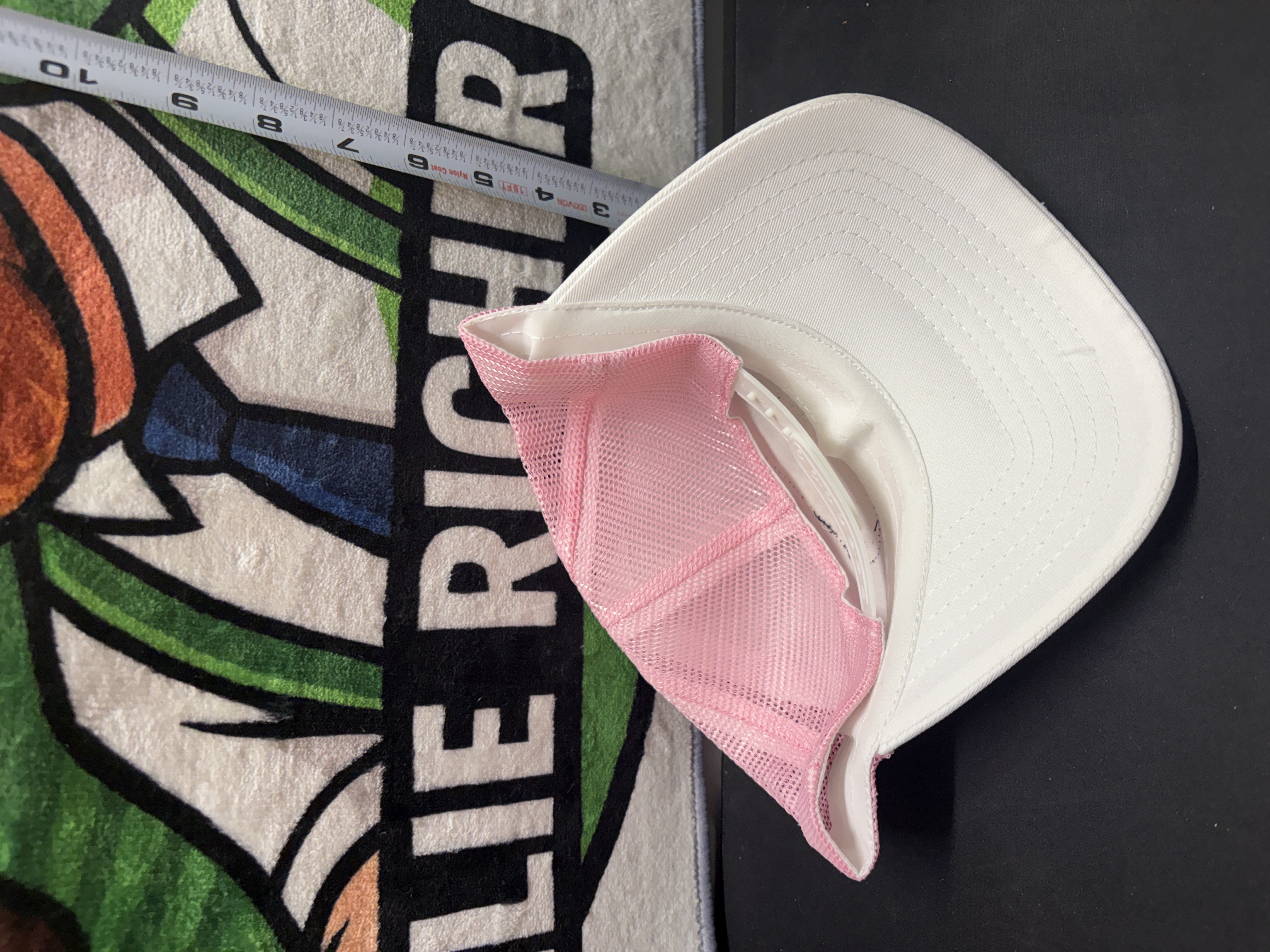 LOT 2026-967 — Casquette de style camionneur Van Dutch, en blanc et rose, avec panneau… — photo 2